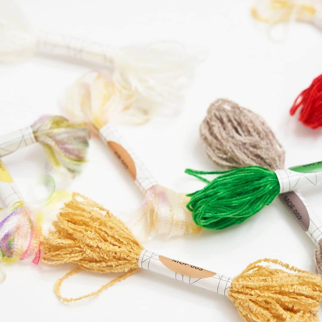 手紙社のインスタグラム：「【手紙舎雑貨店／第19回東京蚤の市（6/2-6/4）】 刺繍作家・a t s u m iさん（@itosigoto）が監修するオノマトペがテーマの刺繍糸シリーズ「ototoito」が手紙舎雑貨店に登場！　その名の通り、言葉から伝わる質感に焦点をあてた刺繍糸は、手触りも楽しく、ひと針ひと針縫い進めていくほどに生まれる独特の表情に、心まで弾んでしまうはず。  透明のガラスや水面、ネオンのきらきらとした輝きを表現した「きらきら」、毛足の長い猫や犬を撫でているときのような触り心地の「もふもふ」、密度たっぷりでベルベットのような光沢感が美しい「ふかふか」の3種類の刺繍糸。さらに、a t s u m iさんがデザインしたオリジナルの図案と指示書、刺繍に必要な道具がセットになったキットなら、糸の個性を存分に楽しみながら、気軽に刺繍がはじめられますよ。キャンバスに絵を描くかのように施されるa t s u m iさんの刺繍世界に飛び込んでみませんか？  詳しくは▶︎ @tokyonominoichi のプロフィールより公式サイトへ！  【「第19回東京蚤の市」開催概要】 日程：2023年6月2日（金）〜4日（日） 時間：9:30〜17:00  【「第20回東京蚤の市」開催概要】 日程：2023年11月3日（金・祝）〜5日（日） 時間：9:30〜16:00  オンライン販売チケット：1,300円 会場販売チケット：1,700円（現金のみ）  会場：国営昭和記念公園 みどりの文化ゾーン ゆめひろば（無料区域）  #atsumi#ototoito#刺繍#手芸#東京蚤の市2023#東京蚤の市#蚤の市#古道具#家具#雑貨#東京北欧市#北欧雑貨#アンティーク#アンティーク雑貨#ヴィンテージ#フリーマーケット#昭和記念公園#立川#イベント#tegamisha#nominoichi#tokyonominoichi#antiques#fleamarket#antique#vintage#embroidery」