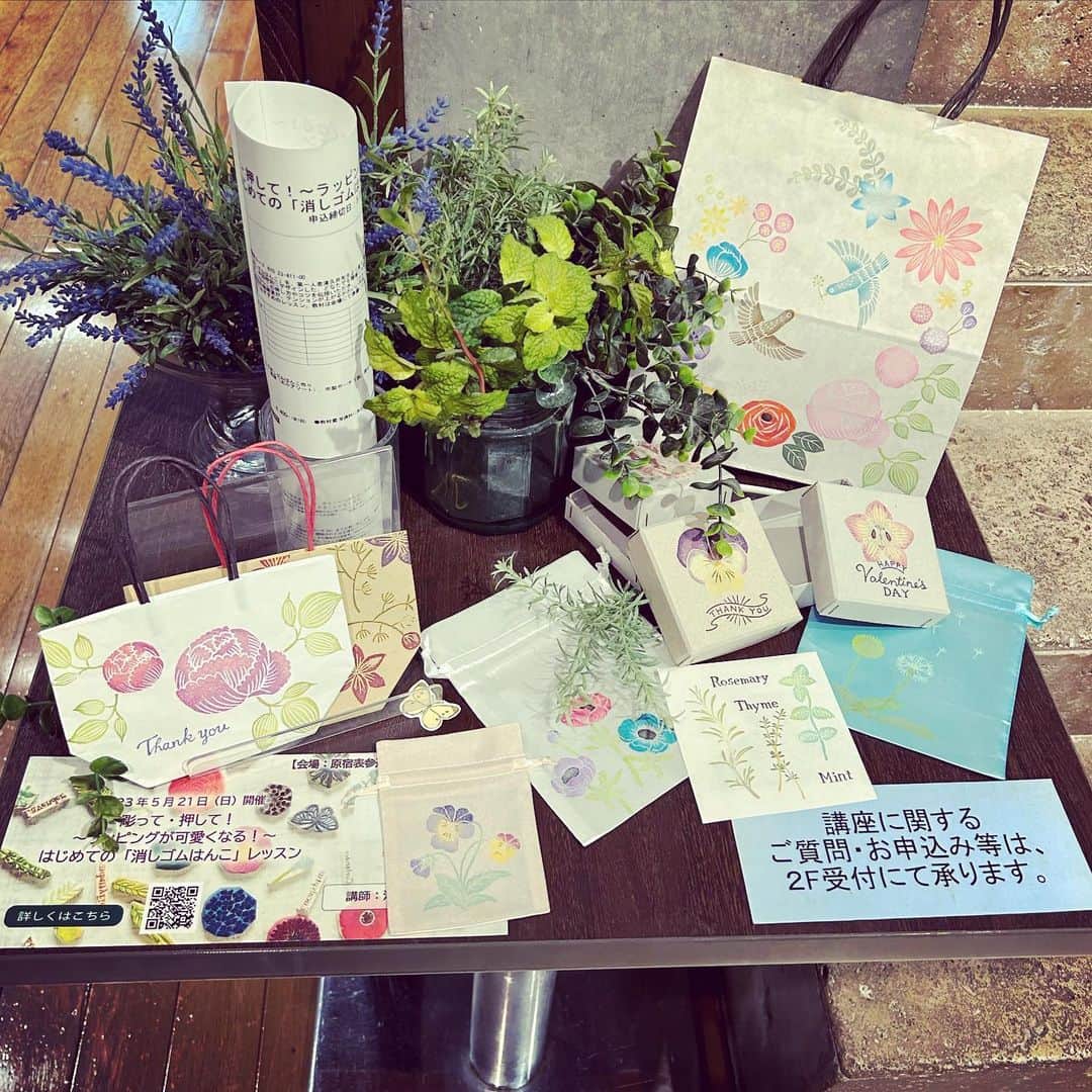 津久井智子のインスタグラム：「5/21(日) 「花とハーブの消しゴムはんこ」 #生活の木ハーバルライフカレッジ #表参道 にて @treeoflife_culture  カレッジの皆さんのサポートのおかげで、和やかに終了しました😊 バラのはんこ作りと、花はんこを貸し出して、無地雑貨にはんこ押し放題💐 お楽しみいただけたでしょうか？  ご参加の皆様、ありがとうございました😊」