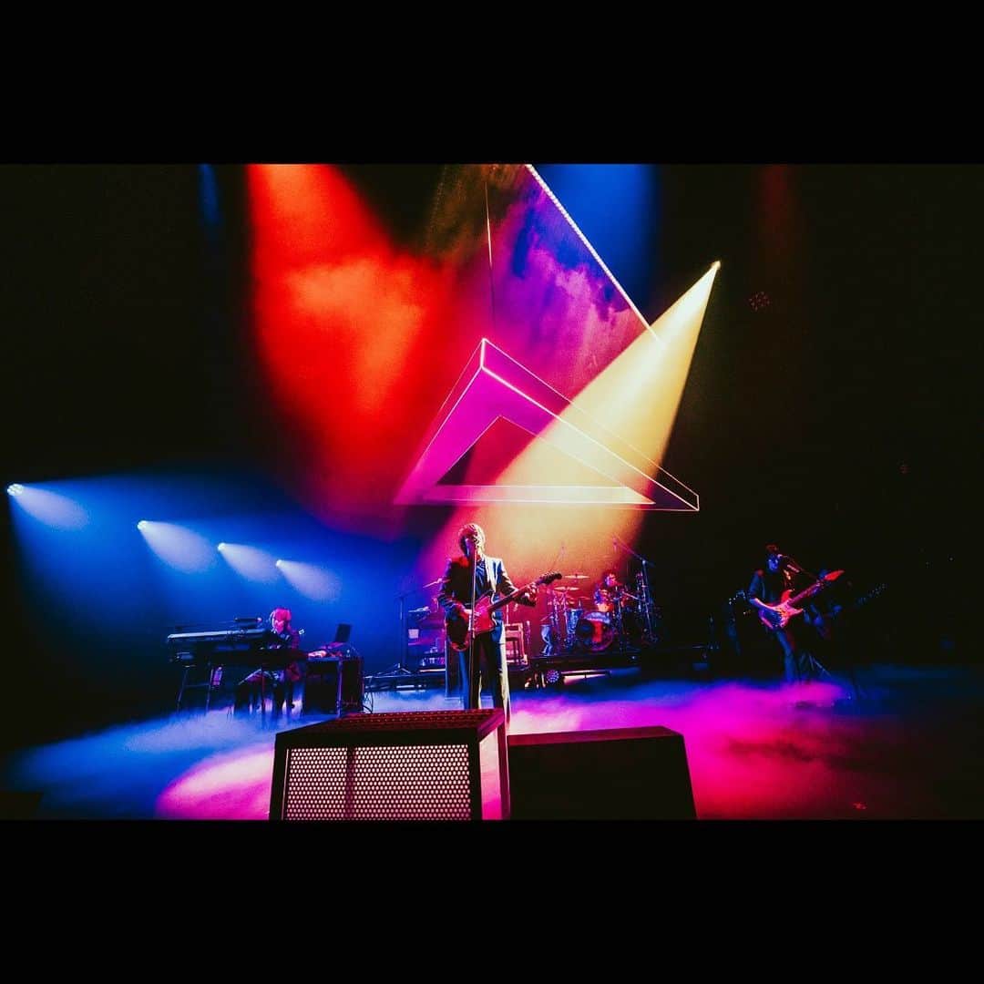 のインスタグラム：「・ 『DISH// HALL TOUR 2023“TRIANGLE”』 2023.05.18@大阪・オリックス劇場 DAY1  #北村匠海 (Vo/G) @take_me_1103  #矢部昌暉 (Cho/G) @pantystar_masaki  #橘柊生 (DJ/Key) @to_i1015  #泉大智 (Dr) @daichi_izumi  photo by @rayotabe  #DISH」