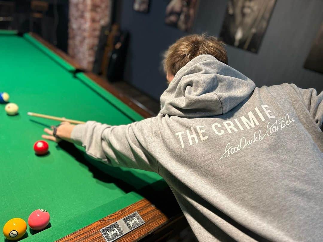 ジョナサン・シガーさんのインスタグラム写真 - (ジョナサン・シガーInstagram)「お気に入りのブランドCRIMIEのパーカーGET！ 母と兄とそのままビリヤードしに来た！ CRIMIEのシンプルデザインに惚れたし、裏毛がパイルスウェットだから、長いシーズン楽しめそう！ 首元がヘンリーネック調にデザインされててスポーティーなクラッシースタイルも気に入っちゃった！ #gardentokyo  #ガーデントーキョー #crimie #thecrimie  #クライミー #表参道　 #OMOTESANDO」5月24日 19時43分 - jonathan.sieger