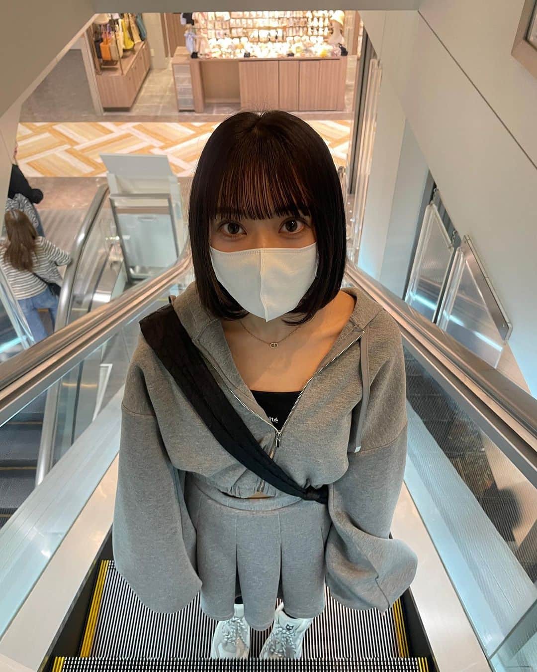 山田寿々のインスタグラム：「. ⁡ ⁡ ⁡ どこ行きたい？🚗³₃ ⁡ ⁡ #ootd #ボブ #ボブアレンジ #アイドル #パーカー #bubbles」