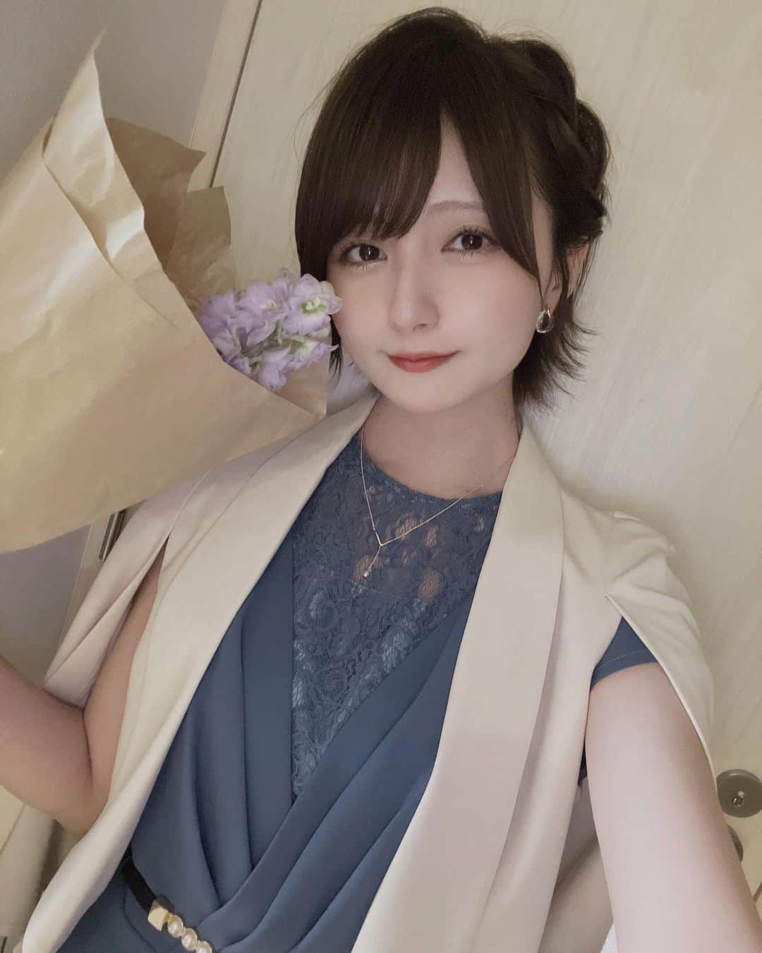 こばしり。のインスタグラム：「椎木里佳ちゃんの結婚披露宴に参列してきました💐  里佳ちゃんのドレス姿凄く凄く綺麗だった...本当にずっと輝いてて沢山動画撮っちゃったし、完全にお姫様でした💍🫧  会場も里佳ちゃんと旦那さんらしい会場で、2人の好きなものが沢山詰まってる空間だった。 人生で初めて友達の披露宴に参列だったのもあって、本当に印象深い素敵な披露宴だったよ💭  里佳ちゃん総合司会&プロデュースお疲れ様でした🫶🏻 そして旦那さんにもYouTubeを始める前からお世話になってたので、2人の幸せそうな姿が見れて幸せでした🌱 これからも末永くお幸せに！！！💎  Hair ･･･ @the_central_hair → @take_thecentral  Dress ･･･ @dressbrandgirl.official  Outer ･･･ @niana_bflat  Accessory ･･･ @goldy_jp  Shoes ･･･ @svec_st」