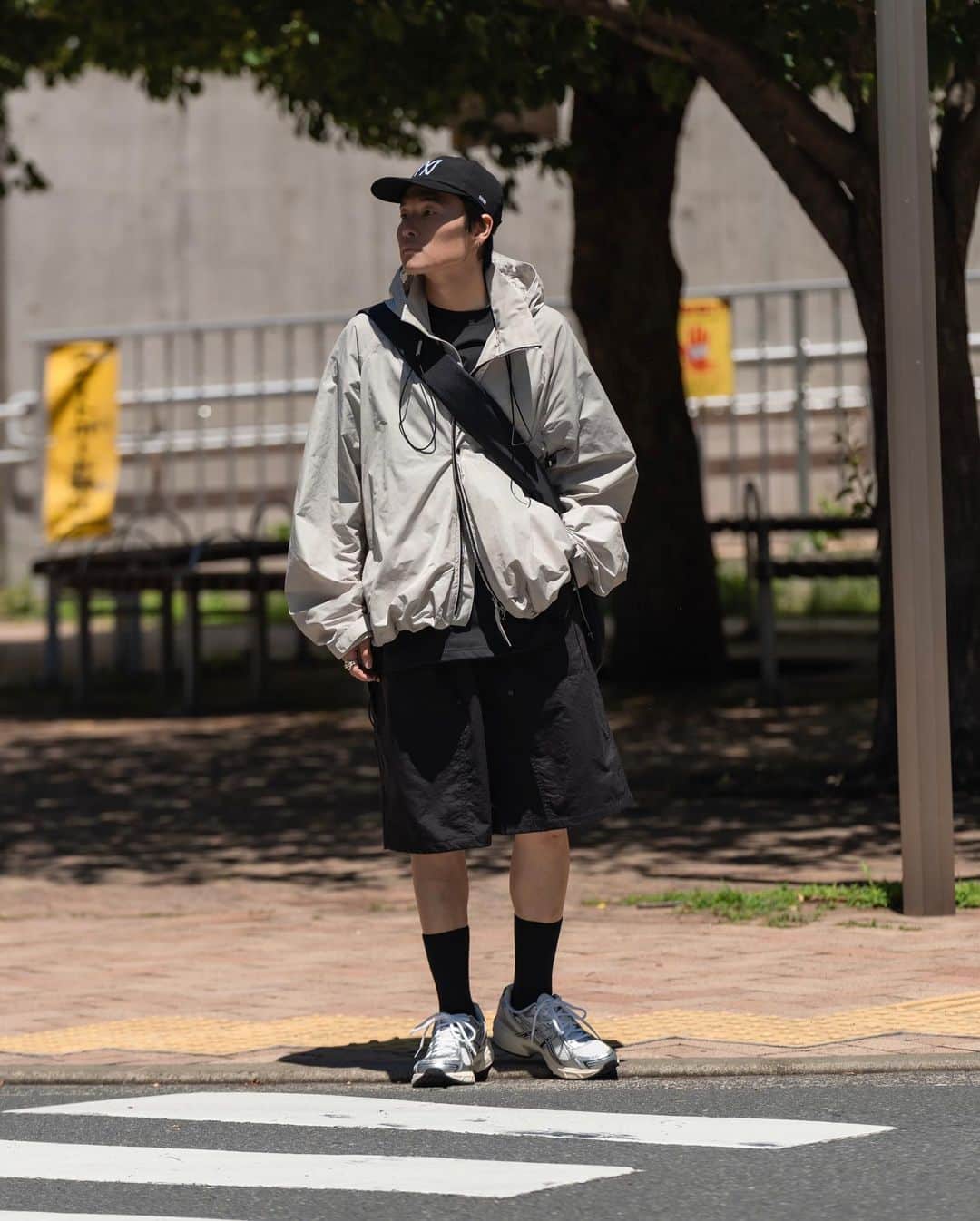 Ryoさんのインスタグラム写真 - (RyoInstagram)「ㅤㅤㅤㅤㅤㅤㅤㅤㅤㅤㅤㅤㅤㅤㅤㅤㅤㅤㅤㅤㅤㅤ Today's outfit🚶‍♂️ ntnのアウターが、最近の寒暖差にもちょうど良くってよく着てます😚  都内は、暑かったり、急に寒くなったりで何着たらいいかよくわかりませんね🤣  @the_clesste のeveryday bagが再入荷したので、今週土曜から販売します🙌  僕が毎日使うために作った万能なバッグです👜 是非、気になっていた方はこの機会にGetしてください🙌  outer : @ntn_official_  tee : @daiwapier39_official @ennoy_com × @stylistshibutsu  pants : @product_twelve  shoes :ㅤㅤㅤㅤㅤㅤㅤㅤㅤㅤㅤㅤㅤ　@asics_sportstyle × @kith  cap : @comesandgoes_com  bag : @the_clesste  ㅤㅤㅤㅤㅤㅤㅤㅤㅤㅤㅤㅤㅤ #clesste #ntn #スタイリスト私物  #ennoy #daiwapier39 #asics #producttwelve」5月24日 19時47分 - ryo__takashima