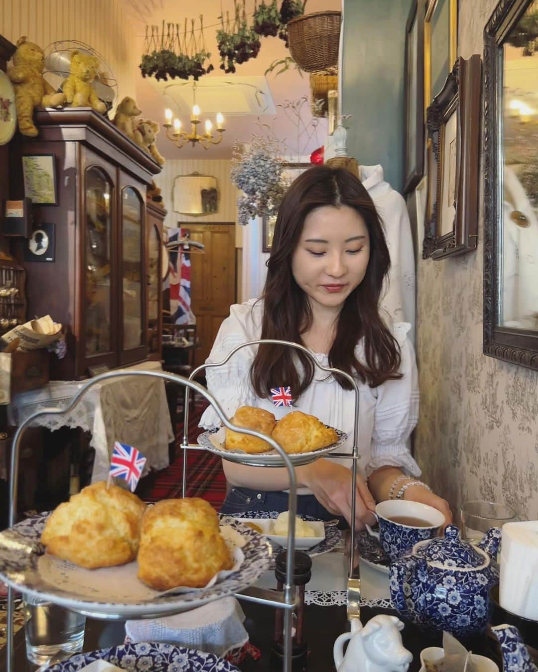 林萌々香のインスタグラム：「cream tea🫖 イギリスに来たんかなと思うくらい素敵な空間だった☺️ また行きたくなる〜🇬🇧🧡  #teatime」