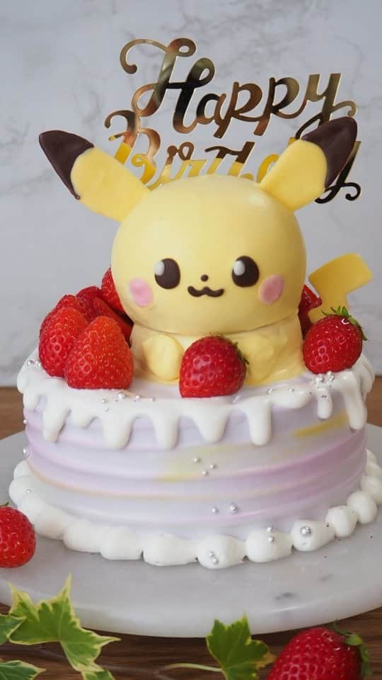 上岡麻美のインスタグラム：「ポケピースのピカチュウケーキ☺️❤️ お友達のお子様、2歳のお誕生日ケーキをプレゼントしたよ✨❤️❤️ポケピースのピカチュウ✨ まん丸くできて満足😁😁 #ピカチュウ#pikachu #誕生日ケーキ #ポケモン#pokemon#デコレーションケーキ#お菓子作り#ケーキ#cake#cakedesign #pikachucake」