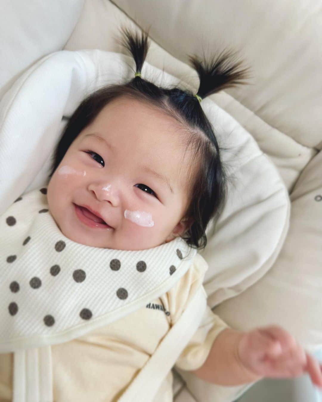 横町ももこさんのインスタグラム写真 - (横町ももこInstagram)「💖  はじめての夏を迎える娘に はじめての日焼け止め🌞💓  BABYBORNのFace&Body Sunscreenは　 カリスマエステティシャンで1児のママの高橋ミカさんと、 モデルで4児のママの東原亜希さん、 2人のママが子供とママの両方に寄り添って作った 肌に優しい日焼け止めで 親子で安心して使えるよ👩‍🍼🧡  子供にやさしいポイントは…  ⭐️ハイブリッドパウダー処方で UV吸収剤が直接肌に触れにくく 肌への負担が少ない  ⭐️ウォータープルーフなのに 洗顔料やボディウォッシュで簡単に落とせる  ⭐️「SPF50+,PA++++」だけどベトつかず、 保湿力が高いから 塗り心地がしっとりサラサラで 子供も心地いい  ⭐️無添加でナチュラルにこだわっているから 肌の弱い子供から大人まで安心して使える  楽天ランキング1位も入賞し、 多くの芸能人も愛用中👀✨  娘を紫外線から守りながら　 自分も一緒に紫外線対策できて ママも嬉しいよ☺️💗  #baby_born_jp  #mishiilist #ミッシーリスト #高橋ミカ #東原亜希 #ベビーボーン #BABYBORN #ベビースキンケア  #日焼け止め #日焼け止めミルク #日焼け止めクリーム #ウォータープルーフ #紫外線対策 #日焼け対策 #SPF50+/PA++++ #親子で使える  #出産準備 #新米ママ #子育てママ #育児ママ #女の子ママ #赤ちゃんのいる暮らし #赤ちゃんのいる生活 #ベビーモデル　#ベビーモデル希望  #アンバサダー #スキンケアアドバイザー #スキンケアフェイシャリスト #ブロガー #横町ももこ」5月24日 19時51分 - momochadayo