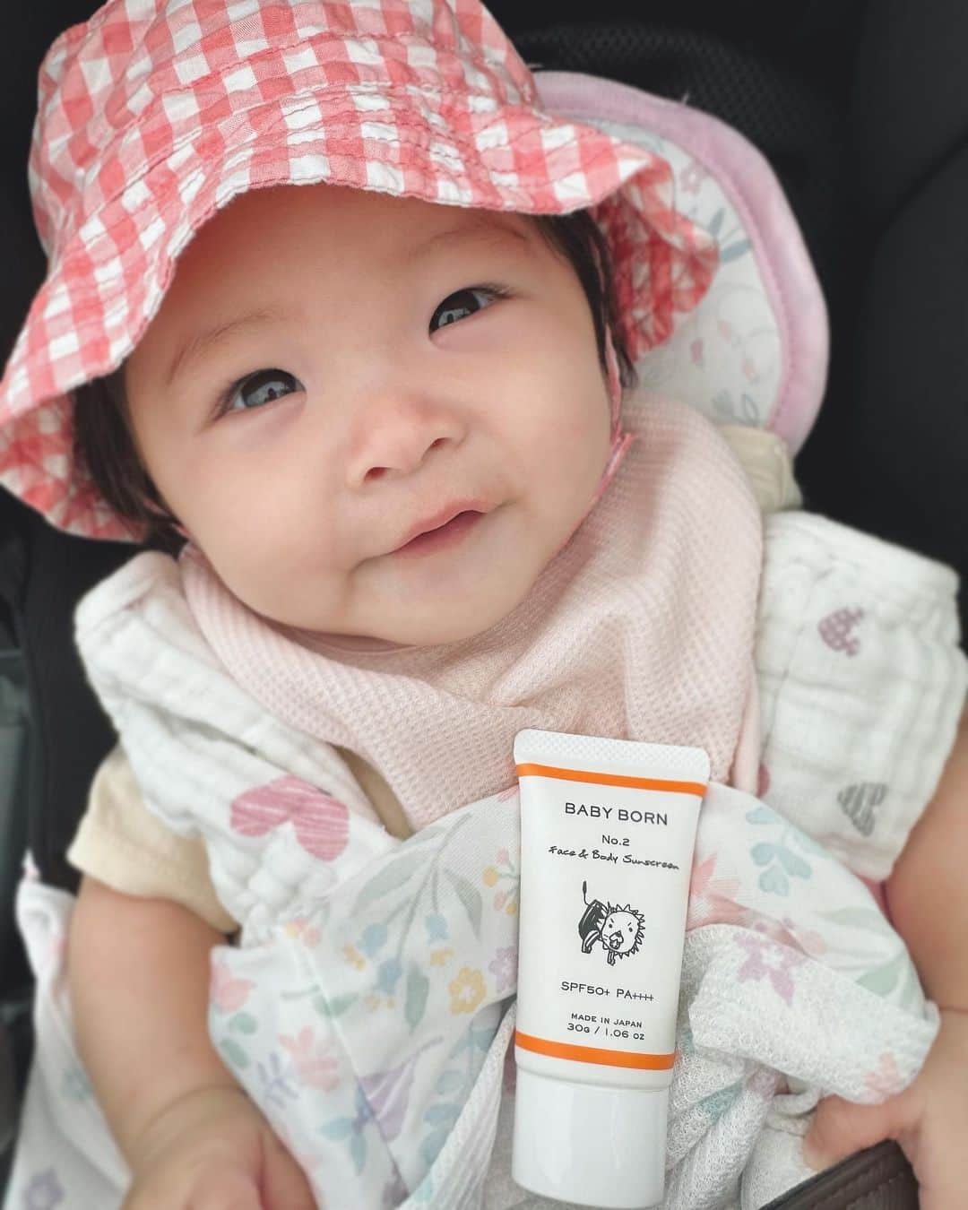 のインスタグラム：「💖  はじめての夏を迎える娘に はじめての日焼け止め🌞💓  BABYBORNのFace&Body Sunscreenは　 カリスマエステティシャンで1児のママの高橋ミカさんと、 モデルで4児のママの東原亜希さん、 2人のママが子供とママの両方に寄り添って作った 肌に優しい日焼け止めで 親子で安心して使えるよ👩‍🍼🧡  子供にやさしいポイントは…  ⭐️ハイブリッドパウダー処方で UV吸収剤が直接肌に触れにくく 肌への負担が少ない  ⭐️ウォータープルーフなのに 洗顔料やボディウォッシュで簡単に落とせる  ⭐️「SPF50+,PA++++」だけどベトつかず、 保湿力が高いから 塗り心地がしっとりサラサラで 子供も心地いい  ⭐️無添加でナチュラルにこだわっているから 肌の弱い子供から大人まで安心して使える  楽天ランキング1位も入賞し、 多くの芸能人も愛用中👀✨  娘を紫外線から守りながら　 自分も一緒に紫外線対策できて ママも嬉しいよ☺️💗  #baby_born_jp  #mishiilist #ミッシーリスト #高橋ミカ #東原亜希 #ベビーボーン #BABYBORN #ベビースキンケア  #日焼け止め #日焼け止めミルク #日焼け止めクリーム #ウォータープルーフ #紫外線対策 #日焼け対策 #SPF50+/PA++++ #親子で使える  #出産準備 #新米ママ #子育てママ #育児ママ #女の子ママ #赤ちゃんのいる暮らし #赤ちゃんのいる生活 #ベビーモデル　#ベビーモデル希望  #アンバサダー #スキンケアアドバイザー #スキンケアフェイシャリスト #ブロガー #横町ももこ」