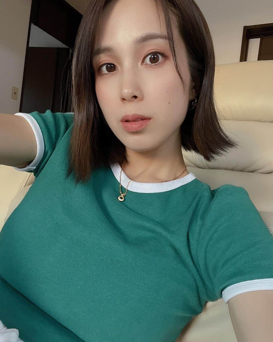 のインスタグラム：「わ〜なんでこの写真アップしたんだろう？この時、、って、 思う事時ない？？笑  そうなりそう、笑 そのときはいいと思って載せるのに後々みると、わ、なにこの表情みたいなw 見返してるとそういうのたくさんある🤣  今日はグリーン🫛」