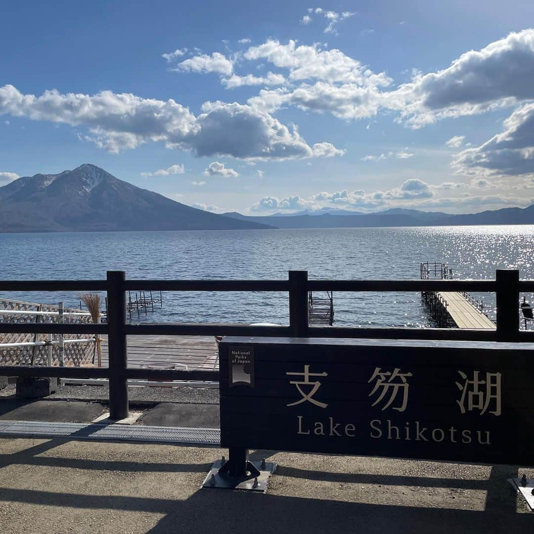 フジテレビ「空旅をあなたへ」さんのインスタグラム写真 - (フジテレビ「空旅をあなたへ」Instagram)「今週木曜日22:54〜の「空旅をあなたへ」は、 アーティスト・藤原さくらが巡る、北海道・支笏湖✈️  今回の支笏湖の旅を、 藤原さんの歌と共に振り返ります🫶🥹  綺麗な支笏湖の背景と 藤原さんの生演奏🎵☺️✨  藤原さんにとって、 今回の旅はどんなものだったのでしょうか？😊  是非ご覧下さい！（関東ローカル）  #藤原さくら さん #北海道 #支笏湖 #レイクサイドヴィラ翠明閣 #azzurro #ペンネンノルデ  #空旅をあなたへ #soratabi #撮影 #撮影オフショット」5月24日 19時52分 - soratabi_fuji