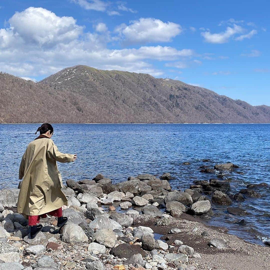 フジテレビ「空旅をあなたへ」さんのインスタグラム写真 - (フジテレビ「空旅をあなたへ」Instagram)「今週木曜日22:54〜の「空旅をあなたへ」は、 アーティスト・藤原さくらが巡る、北海道・支笏湖✈️  今回の支笏湖の旅を、 藤原さんの歌と共に振り返ります🫶🥹  綺麗な支笏湖の背景と 藤原さんの生演奏🎵☺️✨  藤原さんにとって、 今回の旅はどんなものだったのでしょうか？😊  是非ご覧下さい！（関東ローカル）  #藤原さくら さん #北海道 #支笏湖 #レイクサイドヴィラ翠明閣 #azzurro #ペンネンノルデ  #空旅をあなたへ #soratabi #撮影 #撮影オフショット」5月24日 19時52分 - soratabi_fuji