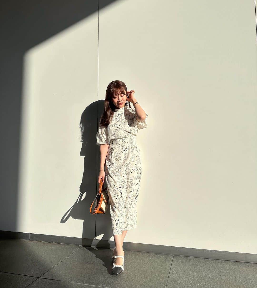 高木由梨奈のインスタグラム：「ウエストラインがキュッとなってて すごく細見えするワンピース👗✨ 二の腕も隠れるからありがたい…🥹 肩のチラ見せも可愛い💕  夏たくさん着たいから悩んだけどホワイトにした✌️  @lagunamoon_com   #骨格ストレート #着痩せ #着痩せコーデ #骨スト #夏コーデ #綺麗めコーデ」