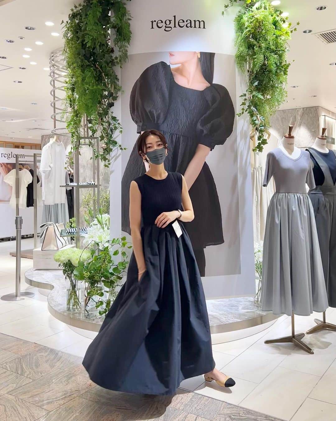 金子麻貴のインスタグラム：「伊勢丹POPUP 昨日終了しました✨  今回も沢山の方とお話出来て本当に楽しくあっという間の1週間でした。何回かPOPUPにお越し頂いた方にもまたお会い出来て嬉しかったです❤️  試着室も増設してましたが混雑時はお待ち頂くこともあり😭💦それでも皆さん優しい方ばかりで本当にありがとうございました🥺🙏  そして遠方からお越しくださった方、リモートショッピングをご利用頂いた方ありがとうございました✨ お忙しい中 @re_gleam のお洋服を手に取ってくださった皆さまに感謝です。  またいつかお会い出来る日を楽しみにしています。  @lohmejewelry コラボジュエリーはLOHMEのオンラインでお取り扱いがスタートしました💓  regleamのオンラインは日にちが決まりましたらまたお知らせします🥰  #isetan#isetanshinjuku#regleam#popup#lohmejewelry#ワンピース#ママコーデ#シンプルコーデ#リング#ジュエリー」