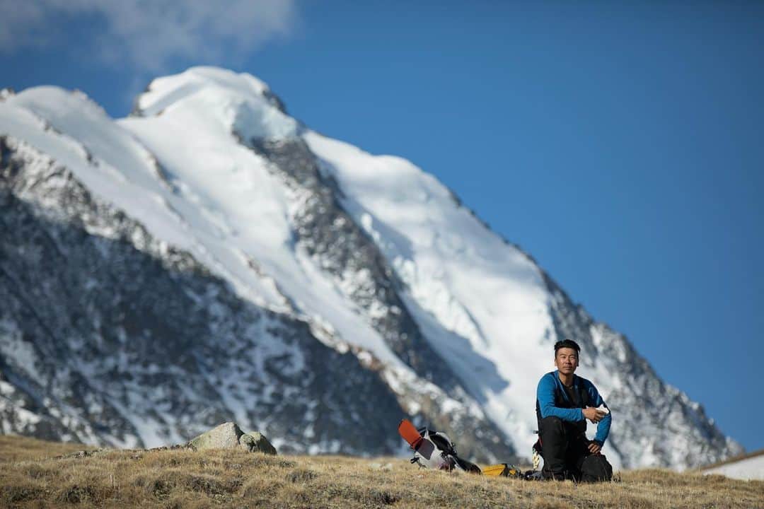 佐々木明さんのインスタグラム写真 - (佐々木明Instagram)「Expedition at Altai,Mongolia. Akira’s project Season 1 -TwinPeaks-  あの、ハーフパイプのようになっているところに行って当て込みの絵を撮ろうと向かった先はあまりにも巨大で ハーフパイプと言うよりレインボーブリッジサイズだった時の 一回休もうか。の時の一コマ ※写真は対象のハーフパイプの斜面ではありません僕の右手方向にドデカすぎる斜面が広がっていました。 #altaimountains  #tavanbogd #mongol #akirasproject  #twinpeaks」5月24日 20時03分 - akiraexploring