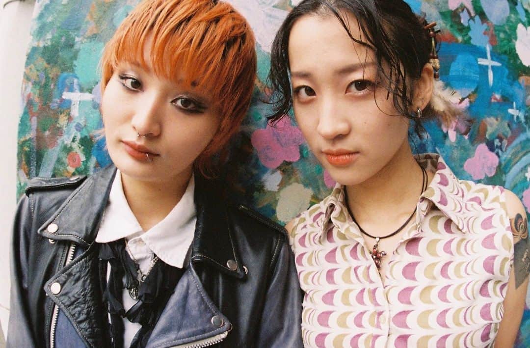 lute / ルーテさんのインスタグラム写真 - (lute / ルーテInstagram)「Interview with Illiomote ( @illiomote )  Q. おすすめのYouTubeチャンネルはある？  YOCO : はつねちゃんねる、トクモリザウルス、シークエンスはやともチャンネル  MAIYA : しげ三畳  Q. お気に入りのドリンクはある？  YOCO : 按田餃子の梅白湯  MAIYA : ドクペ  Q. 人生で最も楽しかった時期はいつ？  YOCO : お母さんのお腹の中にいた頃  Q. お気に入りのファッションブランドは？  MAIYA : Vivienne Westwood  Q. お気に入りのコスメやスキンケア、香水とかある？  YOCO : アンフィル化粧品のイアンプレジール、アベンヌのシカクリーム  MAIYA : Jo maloneの紅茶のにおいのやつ  Q. お気に入りの映画・ドラマは？  YOCO : 今年の9/15にプリキュアオールスターズFが公開されます。  Q. 最近気になっているニュースや社会問題はある？  MAIYA : 国の政策こわい  Photography : @angelapeachy  音楽動画メディア「lute」によるインタビュー企画「IN TOWN」✍️アーティストやクリエイターのインサイドをストリートから配信📷」5月24日 19時56分 - lutemedia
