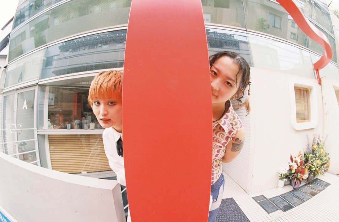 lute / ルーテのインスタグラム：「Interview with Illiomote ( @illiomote )  Q. おすすめのYouTubeチャンネルはある？  YOCO : はつねちゃんねる、トクモリザウルス、シークエンスはやともチャンネル  MAIYA : しげ三畳  Q. お気に入りのドリンクはある？  YOCO : 按田餃子の梅白湯  MAIYA : ドクペ  Q. 人生で最も楽しかった時期はいつ？  YOCO : お母さんのお腹の中にいた頃  Q. お気に入りのファッションブランドは？  MAIYA : Vivienne Westwood  Q. お気に入りのコスメやスキンケア、香水とかある？  YOCO : アンフィル化粧品のイアンプレジール、アベンヌのシカクリーム  MAIYA : Jo maloneの紅茶のにおいのやつ  Q. お気に入りの映画・ドラマは？  YOCO : 今年の9/15にプリキュアオールスターズFが公開されます。  Q. 最近気になっているニュースや社会問題はある？  MAIYA : 国の政策こわい  Photography : @angelapeachy  音楽動画メディア「lute」によるインタビュー企画「IN TOWN」✍️アーティストやクリエイターのインサイドをストリートから配信📷」