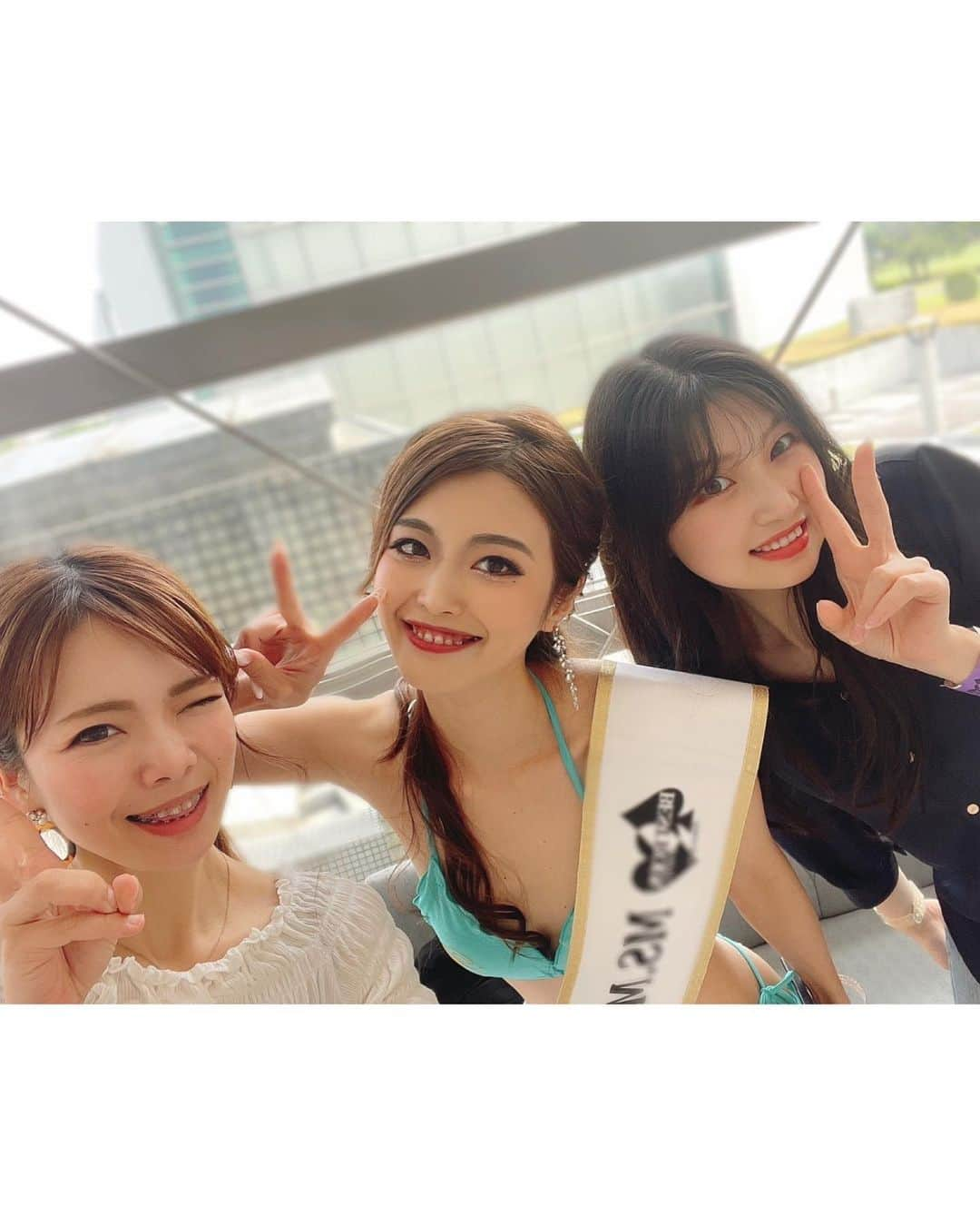 MISUZUさんのインスタグラム写真 - (MISUZUInstagram)「. ストーリーでは投稿したんだけど 改めまして❤︎  私この度、 #ベストボディジャパン #モデルジャパン部門  #宮崎大会 #レディースクラス にて  グランプリ👑を頂きました🥹💞  初めての挑戦でどんなものかも 分かってない状態だったからSNSにも公表せず、 お姉ちゃんや友達にしか言ってなかったんだけど🫢 ストーリーでトレーニングしてる光景のせてると 「私もがんばってます！」 「美鈴さんのストーリーが励みになります！」などの 嬉しいお声たちを頂きまして🥹🙏  そのお声で一人で頑張ってるんじゃないんだと、 私自身も励みになりました🥹🔥  そもそもなぜこの大会に挑戦したかと言うと、 去年職場の同期が福岡大会に出てて 観に行った時に刺激をもらったのがきっかけです🏋️  「体は変われる！人は変われる！」 そのことを人生で経験して、 それを他の人にもわかってもらいたい、 自分を、そして自分の人生を好きになってもらいたいと 思って、トレーナーの仕事はじめたんだけど、 それを証明するためにもこの挑戦は とても意味のある、価値のあるものだと思いました☺️🫧  食事制限もトレーニングも今まで以上に頑張った。 それが数値にもつながったし、なにより自信に繋がった✨  もちろん自分だけの力じゃなくて、 レッスンの先生方、トレーニングを教えてくれる職場の店長、理想な姿により近づけるよう身体と心のメンテナンスを施してくれたエステのお姉さん方、応援に駆けつけてくれる、応援メッセージをくれる友達や家族。  周りのおかげでとれたグランプリです🏅✨ お世話になった方々みんなに ゴールドサッシュを贈呈したいくらい、 たくさん、たくさん、 ありがとうございました！🥹💞  でも宮崎大会だけではまだまだ足りない‼️ 福岡大会、そして日本大会でも 納得いくような結果を残したいとおもってるので、 ぜひみなさんも応援お願いします☺️✨  今はご褒美Dayで緩んでますが（笑） 切り替えて頑張っていきます🔥🔥 どーしても食べたいランチがあるのよ（笑）  #感謝 #報告 #福岡大会 #福岡 #北九州 #小倉 #宮崎 #挑戦 #ボディーメイク #ダイエット #モデル #水着 #サロモ #サロンモデル #newpost #japan #japanesegirl」5月24日 19時56分 - miistar1126