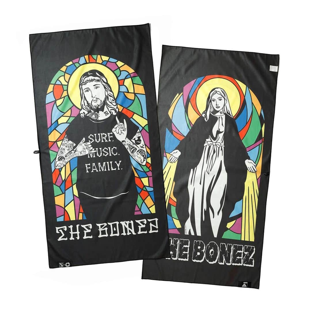 のインスタグラム：「【 Fes Goods 】 The BONEZ × Cloveru × POLeR Microfiber Beach Towel PRICE:¥6,000- (in tax)  国内外の様々なアートイベントや個展で作品を発表し続けるアーティスト SHO WATANABE デザインによる特大ビーチタオル。 速乾性・両面プリント。海ではもちろん、インテリアとして部屋に飾るのも◎  【 SHO WATANABE 】 ペン1本だけで描くペン画、白黒をベースに拡がる独自の世界観を表現する作品をはじめ、シルクスクリーンから油絵などのドローイングを主としたアート性の高い作品を数多く手がける一方、広告やプロダクツ、空間プロデュース、WEBデザインや執筆活動と幅広い分野でのクリエイティブ活動に定評があり、デジタルとアナログの融合が持ち味のアーティストであり、チャリティやグロメッツサーファーへのサポートなども熱心に活動している。自身が手掛ける、Cloveruは 25年目を迎えた根強いファンのいるアパレルブランドである。  5/27 Green room Fesより販売開始‼︎  https://www.showatanabe.jp/ https://www.cloveru.com/  #showatanabe #cloveru #cloverujapan #thebonez #骨から気合い」