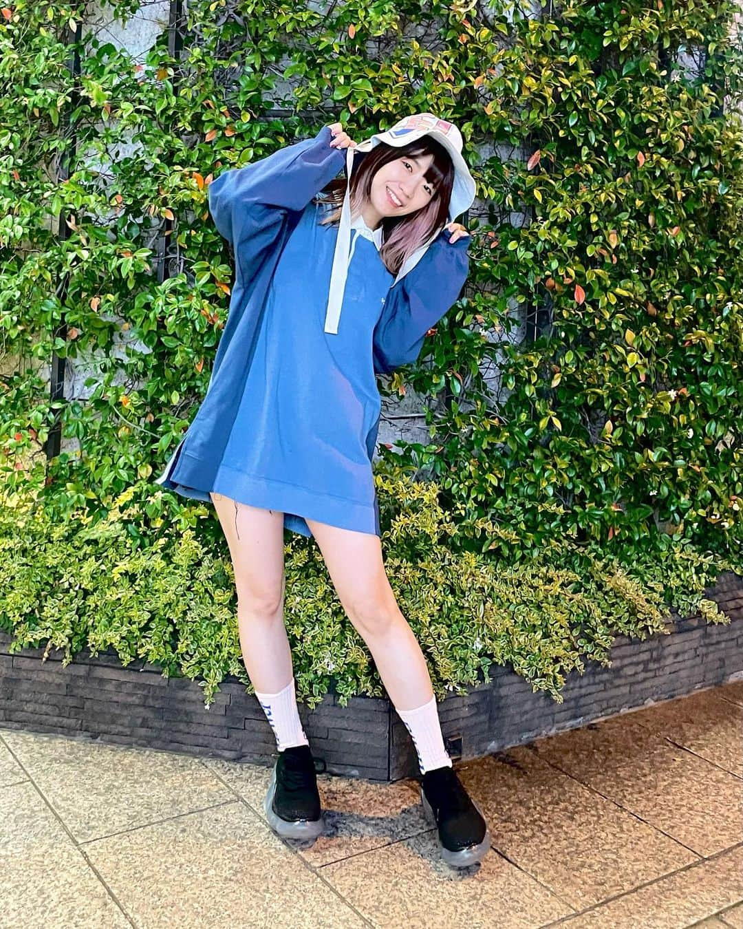 ぱいぱいでか美さんのインスタグラム写真 - (ぱいぱいでか美Instagram)「服の初日💙 . 愛する小関舞さんが出演する舞台『悪嬢転生』初日！ おめでとうございます！ 早速初日の1公演目に行ってきたよ〜というわけで 小関舞さんのメンバーカラーのブルーの服をおろしました💙 メンズでっかく着るのまた一周回って好きになってきた。 帽子はSREUの🏀  初日なので気合い入れないとなということで(?) 小関舞さんがインスタに載せられてたクレープ屋さんも行ってきました！ いろいろ感想書きたいけど初日すぎてネタバレ避けときます。 Twitterには佳林ちゃん座長指定のネタバレハッシュタグでちょっと書きました✏️ 行ける日の分だけチケット取ったからまた観れるの嬉しい🩵🩷 . #silasandmaria #SREU #靴下屋 #grounds #悪嬢転生 #悪転rw #ご飯ととるのがいいと聞きました  #FSKとおでかけ #でか美ちゃん #でか美私服」5月24日 19時59分 - paipaidekami