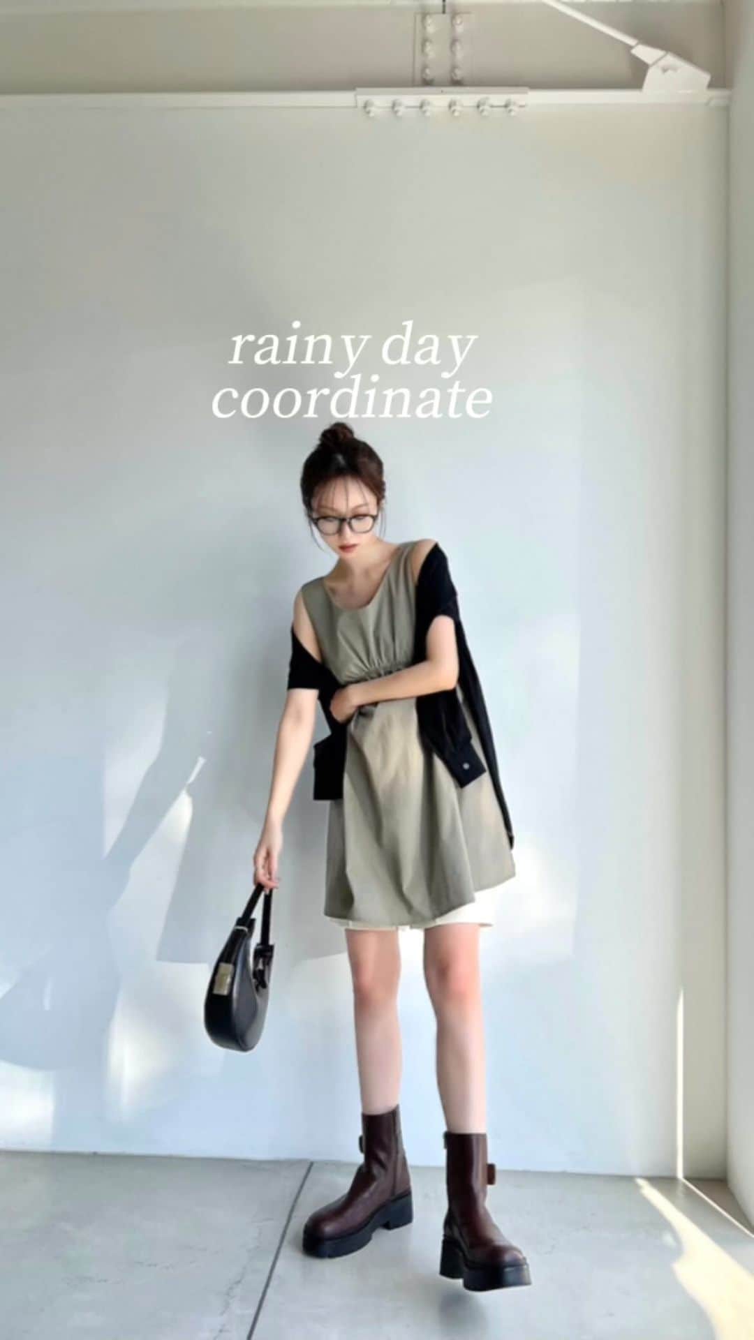 木田絵里香のインスタグラム：「これから梅雨ということで雨の日コーディネート1週間分🧢☔️ TOPのURLに品番のせてます🏷️ . 髪の毛セットしても崩れるからキャップ被りがち👟 . 久々のリールだ♩ 何曜日がお好みですか🥳 . #雨の日コーデ#梅雨#コーデ#骨格ウェーブ#骨ウェ#梅雨コーデ#雨コーデ#楽ちんコーデ#キャップコーデ#雨#ママコーデ#イエベ春#157cmコーデ#シャツコーデ#お仕事#オフィスコーデ#ヘアセット#resexxy#coordinate」