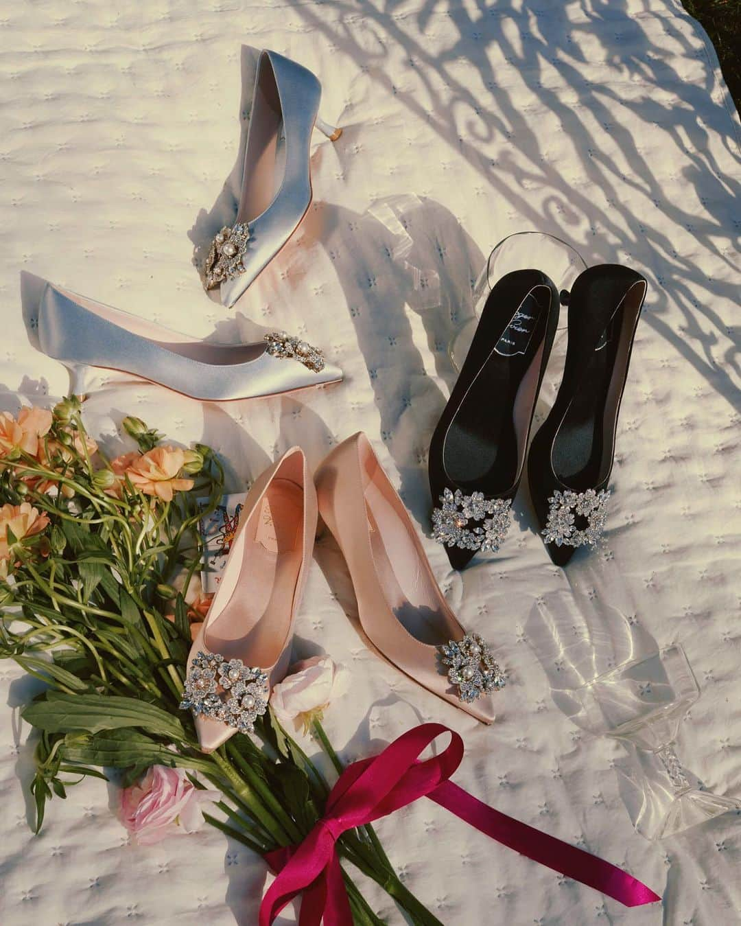 ロジェ・ヴィヴィエさんのインスタグラム写真 - (ロジェ・ヴィヴィエInstagram)「Affixed on the Bouquet Strass buckle or decorating the strap of #RogerVivier pumps, @GherardoFelloni enhances any look and brings joy, with the sparkling refinement of crystals.   #GherardoFelloni  Discover the collection through link in bio or visit your nearest Roger Vivier boutique.」5月24日 19時59分 - rogervivier