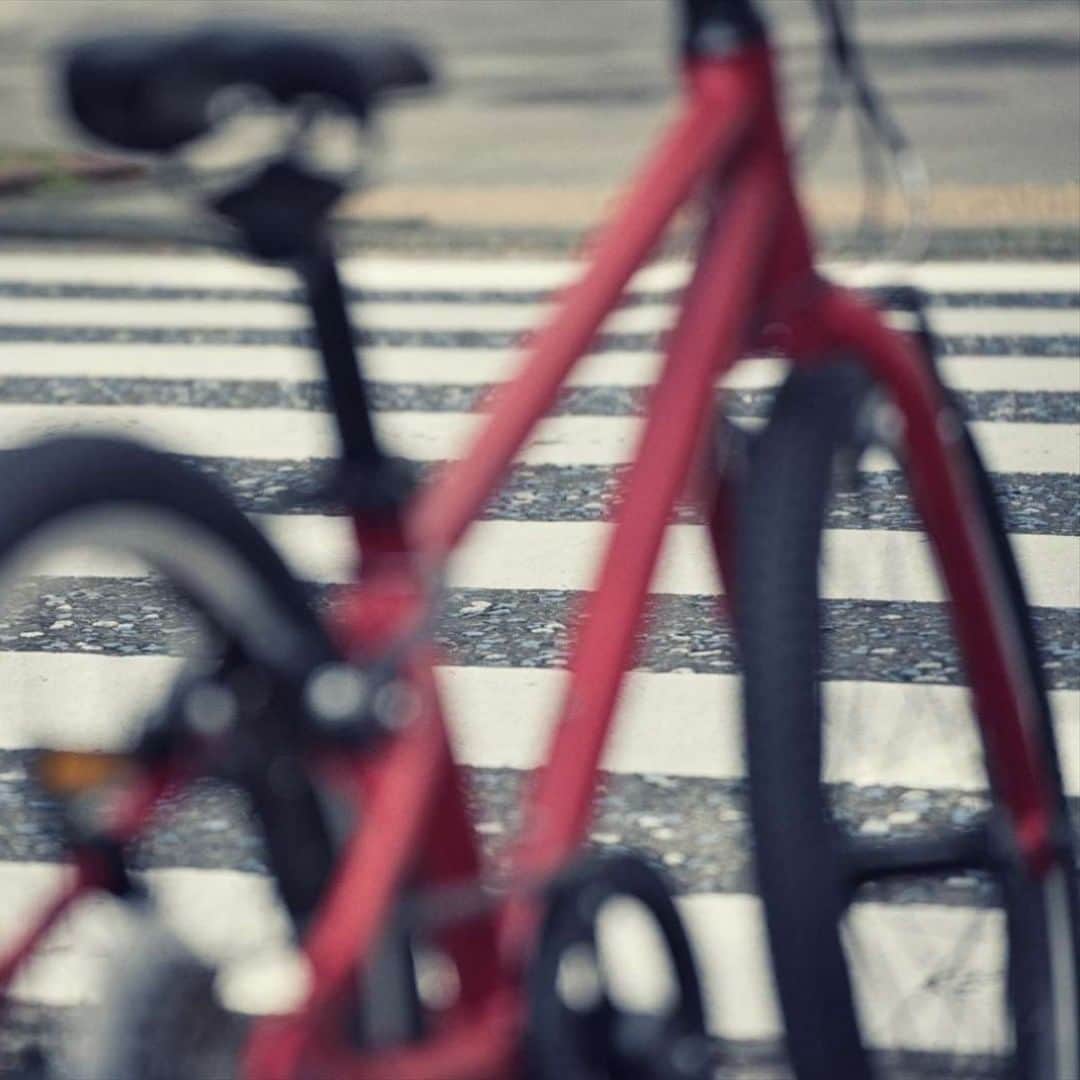 RITEWAY -Official Instagram-さんのインスタグラム写真 - (RITEWAY -Official Instagram-Instagram)「ZIT ジット  自転車が大好きになる超軽量キッズバイク。 ペダルを漕げるようになった瞬間、普段車で行っている公園に自転車でたどり着いた瞬間、達成感と自尊心で満たされた最高の笑顔に出会えます。 クラス最軽量8.6kgで軽くて思い通りに走れるZITは子どもの移動範囲をさらに広げてくれて、何よりも楽しい親子の時間を作れます。 —————————— #ritewayzit #ジット #riteway #ライトウェイ #自転車 #自転車のある生活 #キッズ自転車 #こども自転車 #子供自転車 #サイクリング #クロスバイク #20インチ自転車」5月24日 20時00分 - riteway_bike