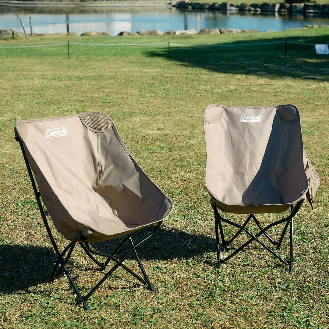 Coleman Japanのインスタグラム：「【ハンモックのような座り心地！】  まるでハンモックに包み込まれるような優しい座り心地の「ヒーリングチェアNX」🪑  バックレストも折りたためて、従来モデルより更にコンパクトになって登場。自然に馴染みやすく、スタイリッシュな色味の新色 “グレージュカラー” も◎  ・  #灯そうColeman #灯そうコールマン #灯そう #Coleman #コールマン #Lantern #Camp #キャンプ #Outdoor #アウトドア #コールマンチェア #チェアリング #ヒーリングチェアNX #ヒーリングチェア」