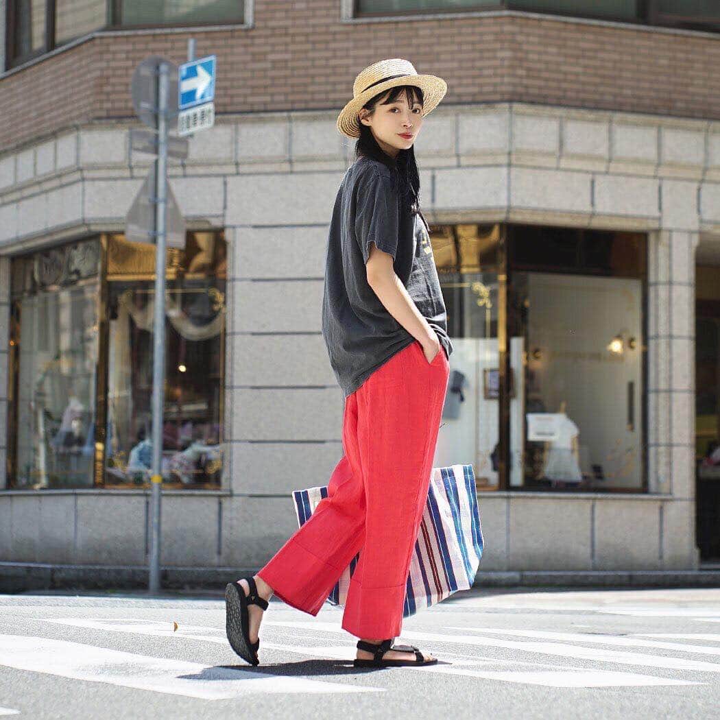 のインスタグラム：「. ＼ 📣  NEW ITEM ／  キレイに、カジュアルに、大人に穿けるリネンパンツ🍎  清涼感たっぷりのリネン100％のキャンバス生地を使用 柔らかい肌触りの素材感で、暑い夏でも涼しく着用できます♪  ベーシックでシンプルなデザインなので、 カラーも取り入れやすく ラフでリラクシーな大人の着こなしにおすすめ✔️  ロールヘム リネンイージーパンツ 🔎2300148 ¥8,690 着用モデル 身長164cm ⁡」