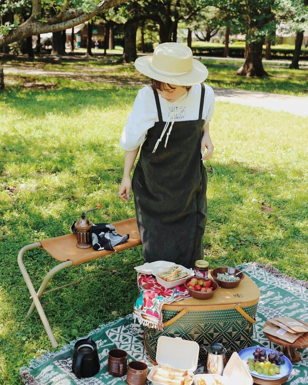 五島夕夏さんのインスタグラム写真 - (五島夕夏Instagram)「あまりにも！ピクニック日和🧺💐  半年分くらいのホットサンドを食べた…。  気持ちよくて眩しくて 心が動いてるな〜〜と実感できた日です。  ピクニックをテーマにした個展を終えてから ずっとリアルピクニックに憧れていたので ついに夢が叶った！  #picnic #ピクニック #ピクニック日和 #ピクニックランチ #ホットサンド #picnicday #picnicfood #バスケット #ピクニックバスケット」5月24日 20時00分 - goto_yuuka