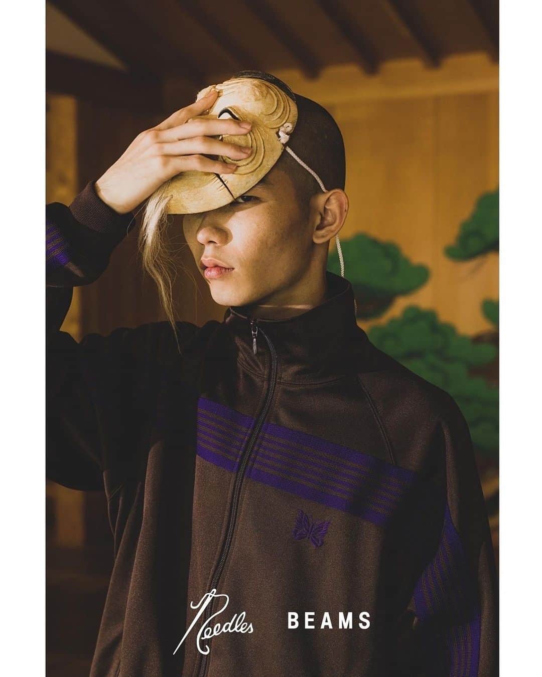 のインスタグラム：「… NEEDLES × BEAMS 5/26(Fri.) Release  @needles_tokyo_official @beams_mens_casual  世界中にファンを持つセレクトショップ〈NEPENTHES（ネペンテス）〉の創立者、清水慶三氏がデザインを手掛けるジャパンブランド〈NEEDLES（ニードルズ）〉。  今シーズンの別注第一弾は、ブランドのアイコンである『トラックジャケット』と『トラックパンツ』をベースに製作。象徴的なラインを大胆にフロントからバックまで“横向き”に配しました。  またシルエットをゆとりのあるBEAMS仕様にし、カラーリングまで細部にこだわってオーダーするなど、ブランドに敬意を払いながら遊び心を加えた〈BEAMS〉ならではの仕上がりとなりました。  間もなく販売開始！どうぞお楽しみに✨  発売日 2023年5月26日（金）  販売店舗 ビームス 原宿 ビームス メン 渋谷 ビームス ストリート 梅田 ビームス 福岡 ビームス 広島 ビームス ジャパン ビームス 六本木ヒルズ ビームス公式オンラインショップ  撮影協力 阿佐ヶ谷神明宮 能面工房道生  #needles #nepenthes #beams #ニードルズ #ネペンテス #ビームス」
