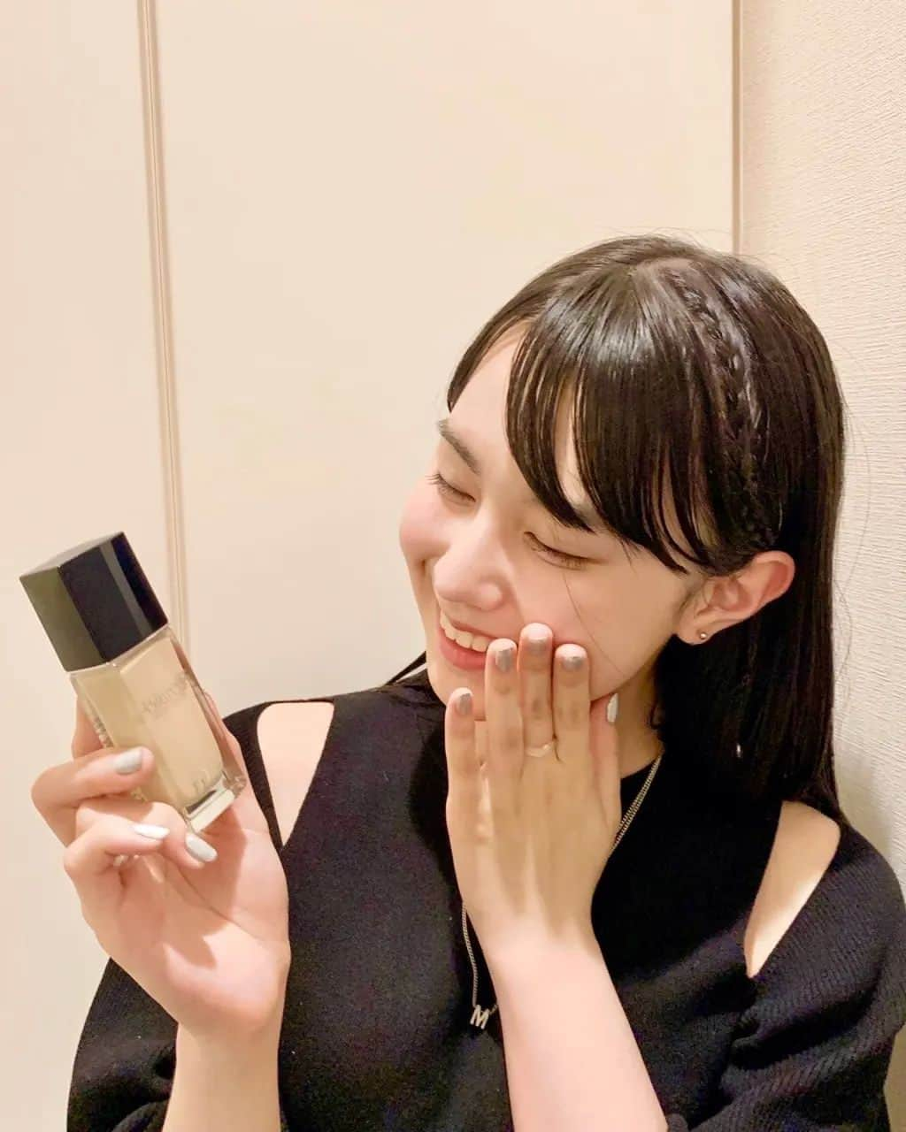 森﨑美月のインスタグラム：「💄✨  【 Seventeenモデルの#購入品 】vol.29   自分の肌ってこんなにキレイだった⁈ と錯覚しちゃうミラクルなファンデを紹介しています♡  👉https://seventeen-web.jp/news/15506/area2/  ⁑ ⁑  #seventeen #モデル #セブンティーン #森﨑美月 #jk #fjk #16歳 #dior #ディオールスキンフォーエバー #テスト終わって次は体育祭の準備‼︎#🏃」