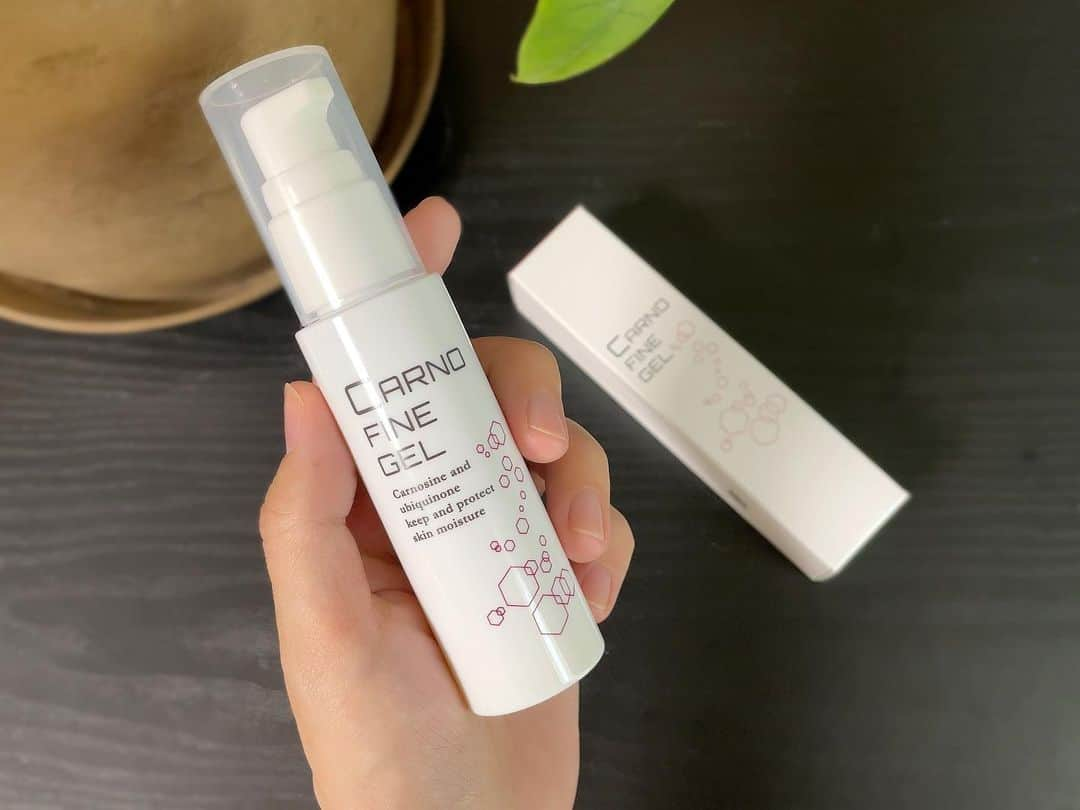 yurikaさんのインスタグラム写真 - (yurikaInstagram)「🫧Skin care🎈 * 時間がない時の味方といえば オールインワン✔️ お風呂上がりは特にちゃちゃっと済ませたいこの頃☺️でもちゃんとスキンケア出来るものが良い！(ここ大事) そんな時に出会ったのがこちら🫧 これはエージングケアにフォーカスしたオールインワンジェル！(魅力的な言葉🥹) 4大保湿成分(植物性セラミド・コラーゲン・ヒアルロン酸・スクワラン) と5種の自然保湿成分(ローズマリー葉エキス・レモン果実エキス・セイヨウアカマツ球果エキス・ポップエキス・スギナエキス) が配合されていて 5つのフリー処方になってる！！ (アルコール・合成香料・合成着色料・鉱物油・紫外線吸収剤) * それだけでも嬉しいのに 肌の老化につながる 糖化・酸化にWアプローチをしてくれて肌を守ってくれる✨ * え、すごすぎ🥹🫶 * ワンプッシュボトルなのも衛生的で良いし、普段にはもちろん旅行にもぴったり！荷物が少なくなる✨ 私はちゃちゃっとやらなきゃいけない時にめちゃくちゃ助かってます🥹💕伸びもいいし、しっかり保湿してくれるけど、ベタつかないのが好き！！すぐメイクもしやすい✊ * 忙しい方や成分もこだわりたい方におすすめです🤍 Amazonと"浜理薬品栄養科学株式会社"で購入ができます🌷 気になる方はぜひチェックしてみてね🪸 * * カルノファインジェル 税込３,９６０円 * #カルノファインジェル #スキンケア #オールインワンジェル #エージングケア #時短アイテム #時短スキンケア #新米ママ #男の子ママ #skincare #carnofinegel #pr」5月24日 20時11分 - yuri0813ka