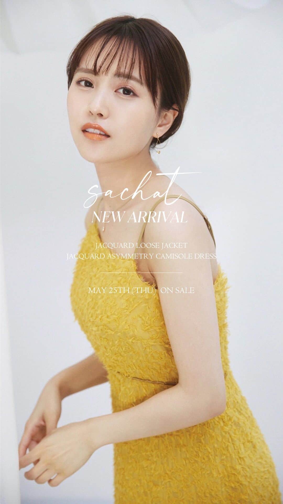 のインスタグラム：「【明日発売決定】   5月25日(木)20:00- 新発売 Jacquard Loose Jacket Jacquard Asymmetry Camisole Dress Ivory / Black / Mustard  新作受注イベントでも大人気だった セットアップアイテムがEC発売開始！  フェザー素材のような毛足の長い 着映えするジャガード素材が 動くたびに華やかな表情を演出してくれる 今季一押しアイテムです。  ワンピースは、ハイウエストのラインに切り替えを入れ、スタイルアップ効果のあるシルエット。  凹凸感のあるジャガード素材は、キャミソールワンピ1枚で華やかな印象に仕上がります。  華奢な細めの肩紐ストラップもポイント◎ 裏地付きなので、透け感を気にせず着用いただけます。  セットアップのジャケットと合わせ、フォーマルなスタイリングで着るのはもちろん、 それぞれ単体でも着回しが効く、優秀アイテムです。  ジャケットも、シンプルなコーデにさらっと羽織るだけで、一気に今っぽい雰囲気に格上げしてくれます。  ジャケットには紐も付いており、お好みで自在にスタイリングしていただけます。 　 軽やかな素材ですが、 秋冬のタートルネックインナーなどとも馴染むアイテムなので シーズンレスでお使いいただけます。  カラーは3色展開。 甘めな印象のWhite、 艶っぽく魅せてくれるBlack、 珍しい色合いがお洒落なMustard。  360度、どこから見ても 華やかな存在感のある、 主役セットアップアイテムをどうぞお見逃しなく。」