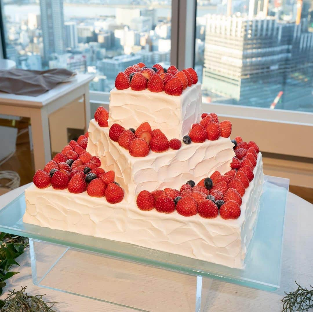 The 33 Sense of Weddingさんのインスタグラム写真 - (The 33 Sense of WeddingInstagram)「*** イチゴたっぷりのウエディングケーキ🍓  形・段数・クリームの塗り方を変えると おふたりだけのケーキの完成です✨  ワクワクするウエディングケーキを 一緒に作りましょう💕  — 地上160mの天空ウェディング🕊  ブライダルフェアのご予約は 【@the_33_sense_of_wedding 】の プロフィール【URL】より✔️  —  #the33senseofwedding #ザサーティースリー #梅田結婚式場 #大阪結婚式 #結婚式梅田  #結婚式場大阪#プレ花嫁 #式場見学 #結婚式場探し#結婚式準備#プレ花嫁 #式場見学 #結婚式場探し#結婚式準備#ウェディング#wedding#ウェディングケーキ#イチゴケーキ」5月24日 20時06分 - the_33_sense_of_wedding