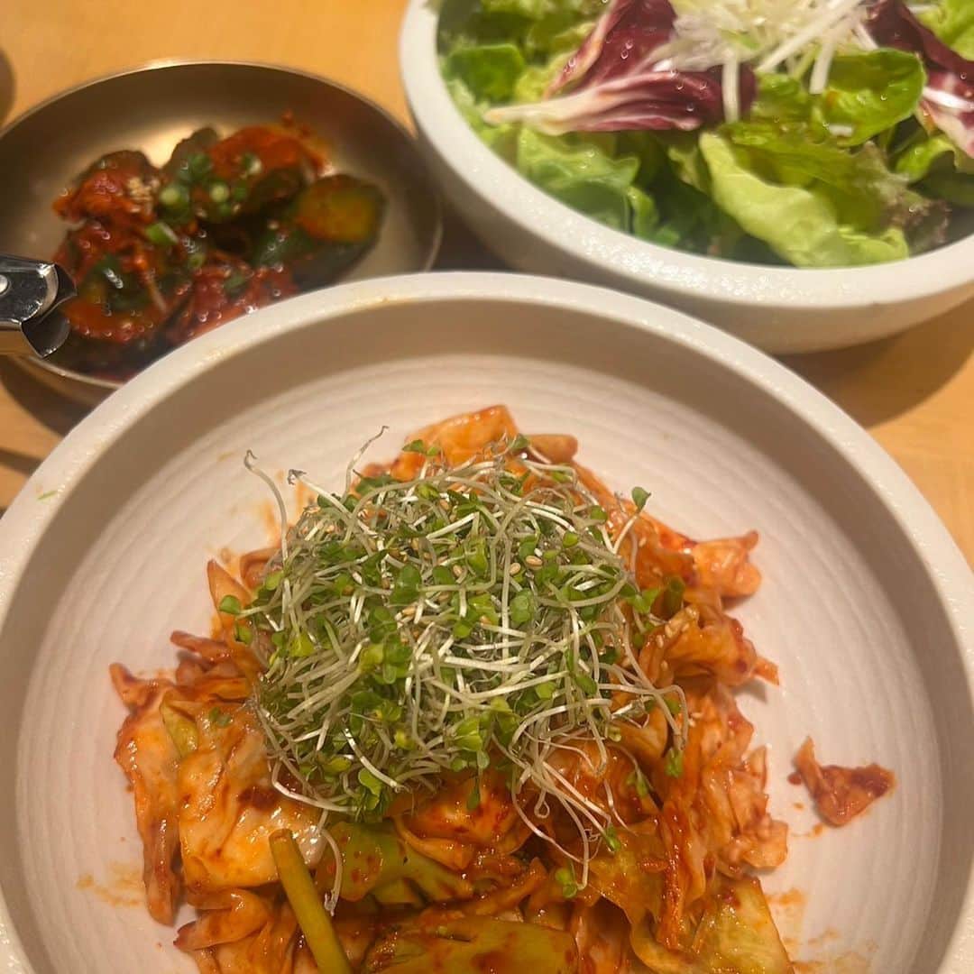 𝑀𝑎𝑘𝑖𝑀𝑖𝑘𝑢さんのインスタグラム写真 - (𝑀𝑎𝑘𝑖𝑀𝑖𝑘𝑢Instagram)「手軽に本場韓国料理が 味わえるお店がヒカリエに🇰🇷  渋谷駅から徒歩1分の渋谷ヒカリエ6Fにあるスランジェという韓国料理屋！ @suranje_com  駅近だから行きやすいし 韓国の文化（装飾など）も楽しめて めちゃくちゃうまい😋 女子会にもデートにもピッタリです✨  お肉や野菜を包んで食べるのが とっても美味しい✨ 包む事をサムって韓国語で言うみたい🇰🇷  #スランジェ #水刺齋  #渋谷ヒカリエランチ #渋谷ランチ #韓国料理 #渋谷グルメ」5月24日 20時07分 - makimiku001