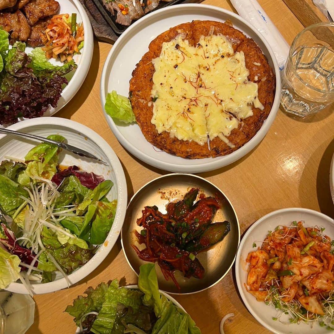 𝑀𝑎𝑘𝑖𝑀𝑖𝑘𝑢さんのインスタグラム写真 - (𝑀𝑎𝑘𝑖𝑀𝑖𝑘𝑢Instagram)「手軽に本場韓国料理が 味わえるお店がヒカリエに🇰🇷  渋谷駅から徒歩1分の渋谷ヒカリエ6Fにあるスランジェという韓国料理屋！ @suranje_com  駅近だから行きやすいし 韓国の文化（装飾など）も楽しめて めちゃくちゃうまい😋 女子会にもデートにもピッタリです✨  お肉や野菜を包んで食べるのが とっても美味しい✨ 包む事をサムって韓国語で言うみたい🇰🇷  #スランジェ #水刺齋  #渋谷ヒカリエランチ #渋谷ランチ #韓国料理 #渋谷グルメ」5月24日 20時07分 - makimiku001