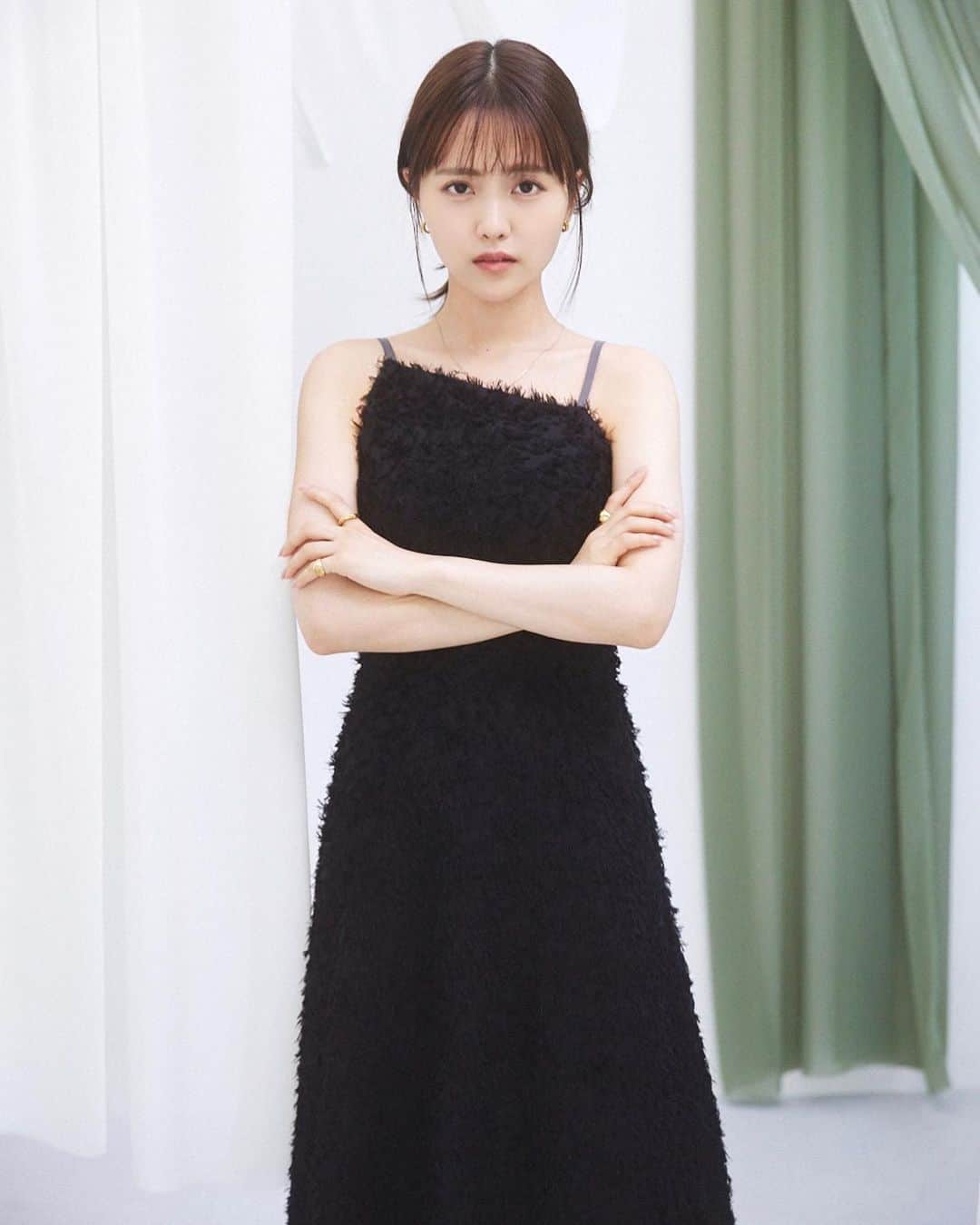 のインスタグラム：「【明日発売決定】   5月25日(木)20:00- 新発売 Jacquard Loose Jacket Jacquard Asymmetry Camisole Dress Ivory / Black / Mustard  新作受注イベントでも大人気だった セットアップアイテムがEC発売開始！  フェザー素材のような毛足の長い 着映えするジャガード素材が 動くたびに華やかな表情を演出してくれる 今季一押しアイテムです。  ワンピースは、ハイウエストのラインに切り替えを入れ、スタイルアップ効果のあるシルエット。  凹凸感のあるジャガード素材は、キャミソールワンピ1枚で華やかな印象に仕上がります。  華奢な細めの肩紐ストラップもポイント◎ 裏地付きなので、透け感を気にせず着用いただけます。  セットアップのジャケットと合わせ、フォーマルなスタイリングで着るのはもちろん、 それぞれ単体でも着回しが効く、優秀アイテムです。  ジャケットも、シンプルなコーデにさらっと羽織るだけで、一気に今っぽい雰囲気に格上げしてくれます。  ジャケットには紐も付いており、お好みで自在にスタイリングしていただけます。 　 軽やかな素材ですが、 秋冬のタートルネックインナーなどとも馴染むアイテムなので シーズンレスでお使いいただけます。  カラーは3色展開。 甘めな印象のWhite、 艶っぽく魅せてくれるBlack、 珍しい色合いがお洒落なMustard。  360度、どこから見ても 華やかな存在感のある、 主役セットアップアイテムをどうぞお見逃しなく。」