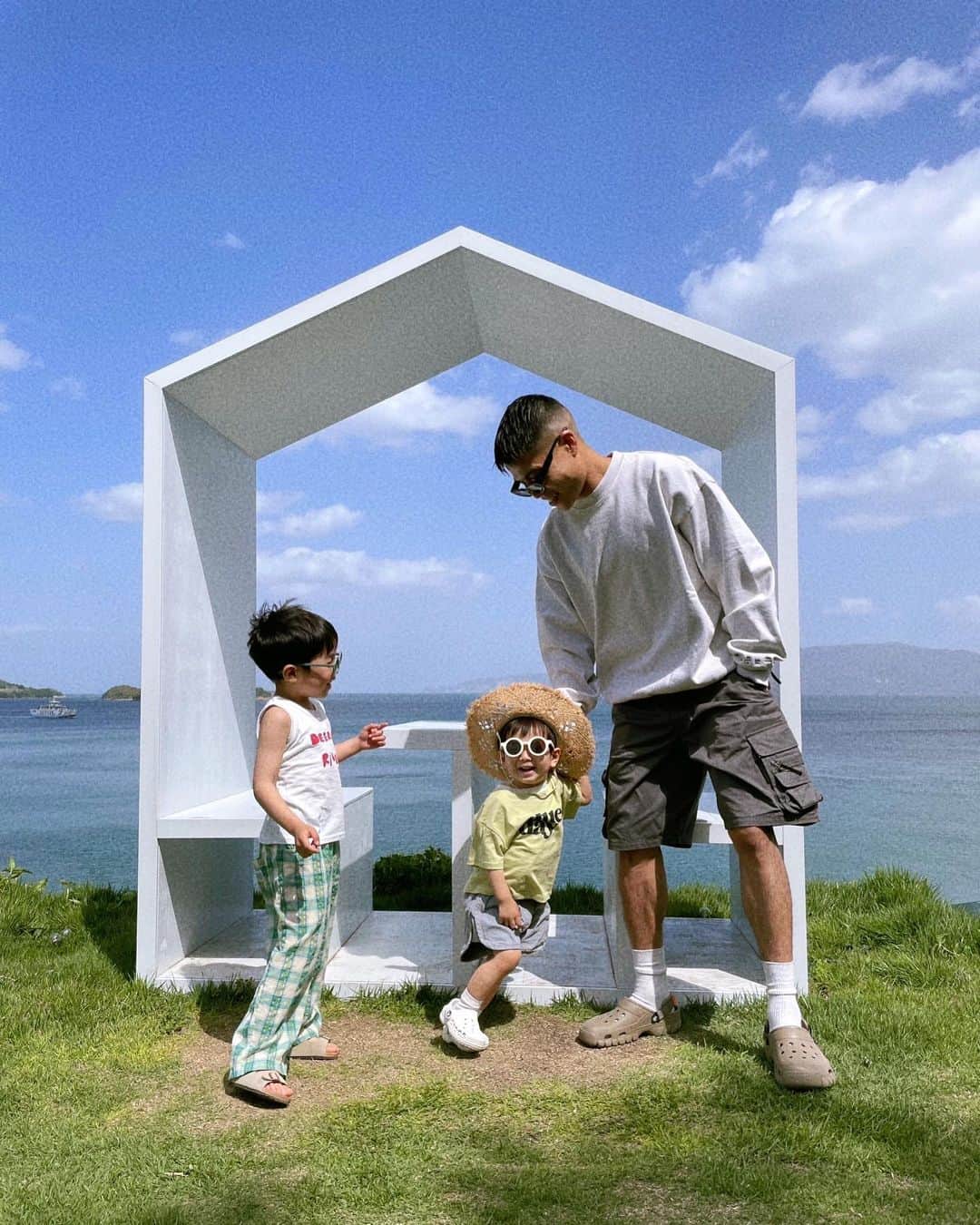 のインスタグラム：「. 5/23で32歳になりました。 誕生日という事で家族みんなで『牛窓TARI』でBBQをしました。 大好きな奥さん子供と過ごせて幸せでした。 SNSではサッカーの事はあまり載せないので、家族と遊び回ってる奴と思われてる方もいると思いますが、もちろんリハビリも毎日やってますし、足の状態も順調です。 32歳は家族にかっこいいところを見せたいですし、早く復帰してファジアーノ岡山のJ1昇格にも貢献したいです。 パパがんばるぞー！！」