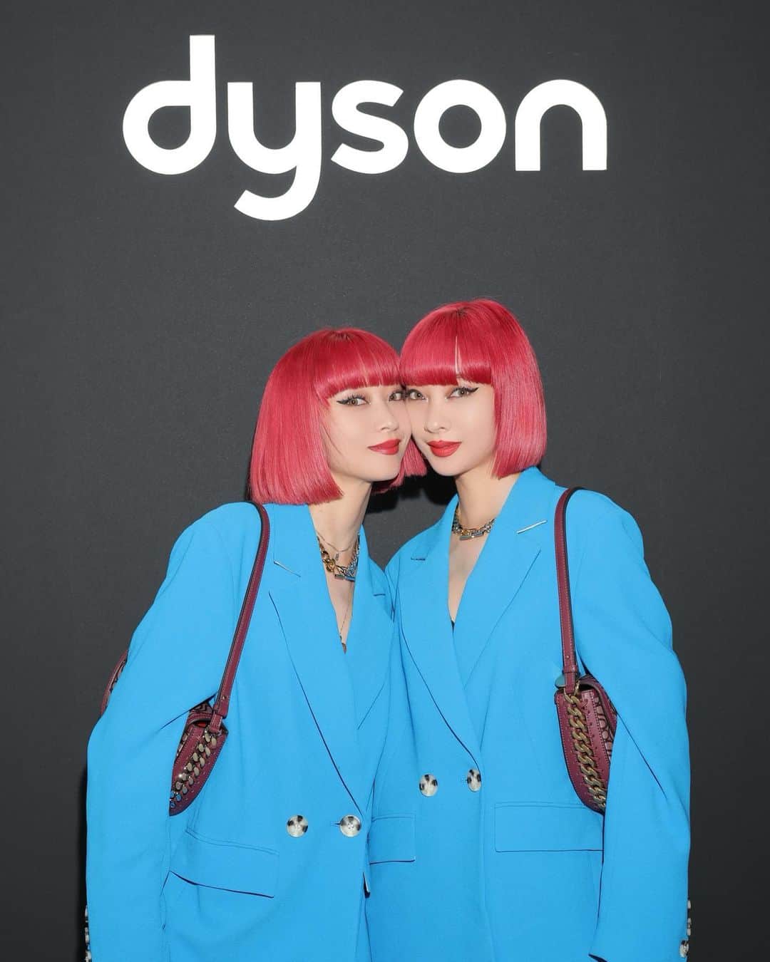 AMIさんのインスタグラム写真 - (AMIInstagram)「Dyson 25th anniversary party💫 Dysonのこれまでの歴史が感じられる空間で、 様々なプロダクトを体験出来ました。 今回お披露目されたDyson Zoneはなんと！空気清浄機能が付いたヘッドホン🎧 ノイズキャンセル機能も、オーディオ機能も凄かった🔥 近未来的なビジュアルもかっこいい😎 一般公開は5月24日~5月28日です！  @dyson_jp　  #dysonlaunchpad #dyson #PR」5月24日 20時08分 - amixxamiaya