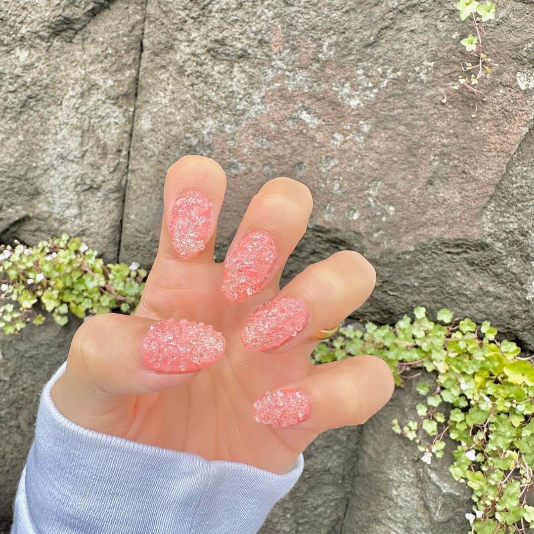 佐達ももこのインスタグラム：「@_midnightswim_  @mo_mo_ka1994   お砂糖のお菓子みたいに してもらった〜🍑🧊  #nail#nailart#ネイル」