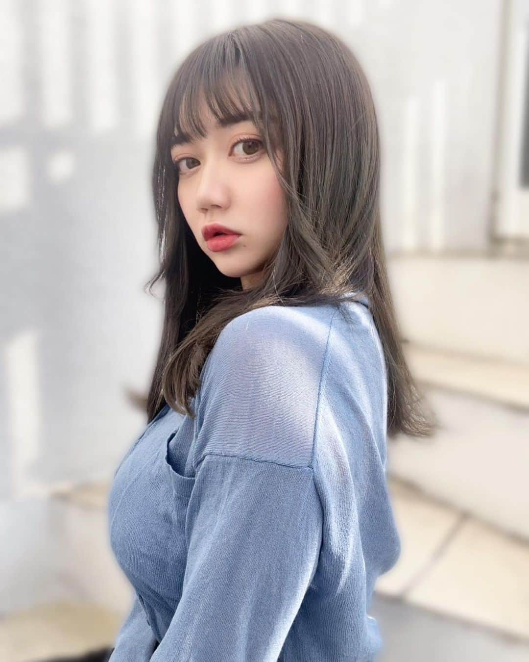 小澤しぇいんのインスタグラム：「ヘアメンテナンス💙  ちょっと暗くしてもらいました マットベージュだよ✨ そして少しカットしてもらいました！ この長さ落ち着く〜  似合ってますか？♡」