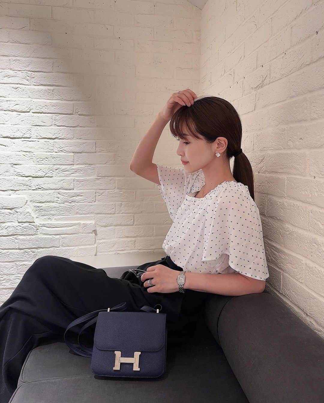 喜田彩子のインスタグラム：「⁡ ゆったりパンツとスニーカーに履きかえて 学校が早く終わった娘と久しぶりにお買い物へ🛍 ⁡ 最近はネットショッピングばかりだったので 見に行くとあれもこれも可愛くて次の予定ギリギリまでお買い物😅 ⁡ ⁡ TOPSは @nostalgia_jp さんとのコラボ♡ 暖かくなってやっと着れた！ デニムでカジュアルにもスカートにも👍🏻 ⁡ ⁡ TOPS... @nostalgia_jp × MA CHERIE BOTTOM... @re_gleam  BAG... @hermes   ⁡  #fashion #outfit #ootd #coordinate #패션 #오오티디 #데일리룩 #코디스타그램 #악세사리 #오늘뭐입지 #좋아요 #156センチコーデ #sサイズコーデ #春コーデ #シンプルコーデ #ファッション #コーディネート #コーデ」