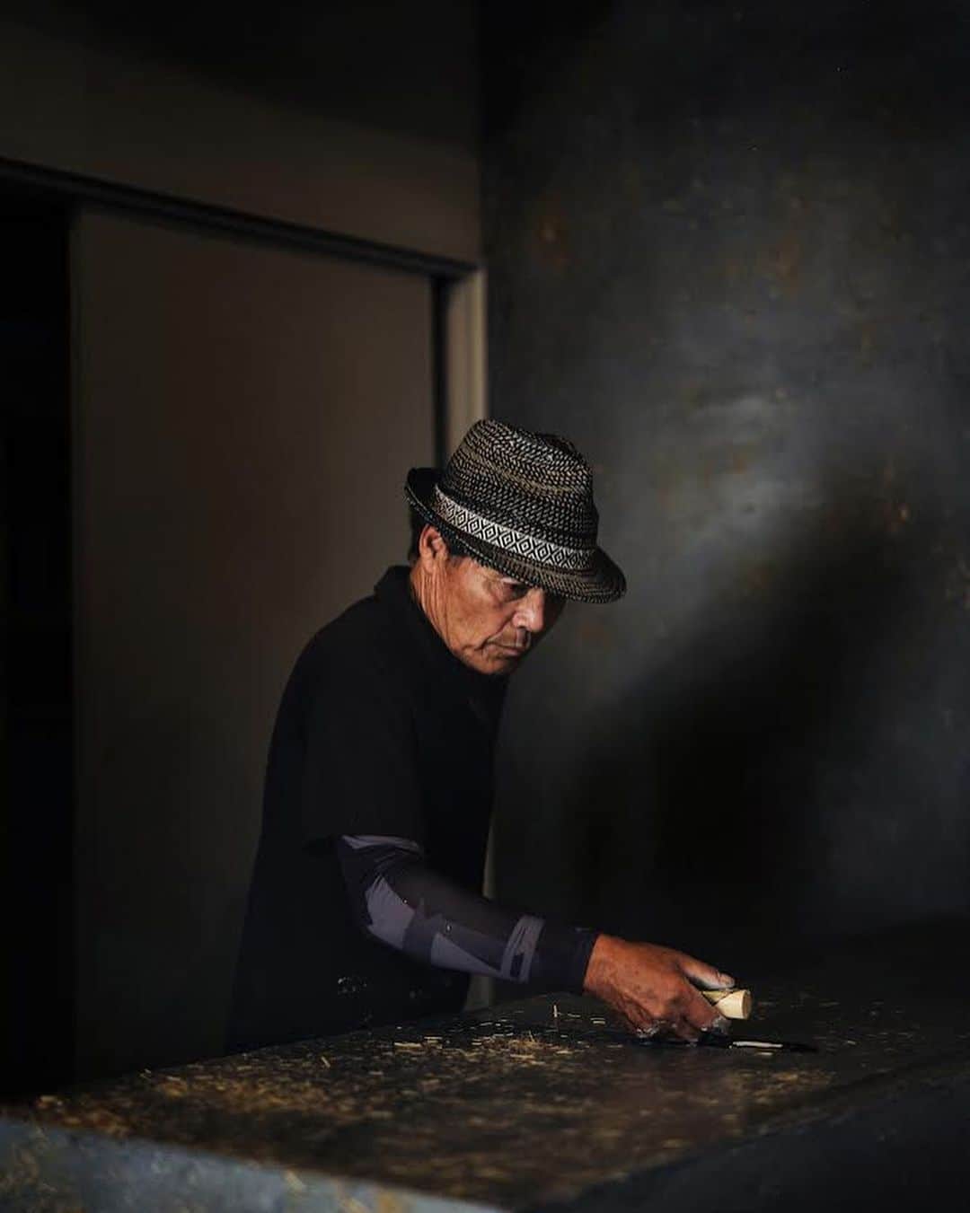 大杉隼平のインスタグラム：「「現代の名工」左官職人、竹岡義和氏が、現代の名工大久保鍛冶屋さんの鉄粉、鉄片を使い仕上げる壁面。  「できることの全てを1つに詰め込む。手間をかけどうやったら良いものができるか」  その言葉はずっと心に残っていた。  大久保さんの鉄粉、スサを使い内装を作りたいと竹岡さんに相談をすると「ワイがやるっ」と言ってくれた。  竹岡さんの積み重ねた技術と経験。素晴らしい仕事。  徳島、東船場に7月オープンの職人達のセレクトショップに魂を吹き込んでくれました。 @hubawa_cuir   竹岡さんが「今日の一日は私の宝物となり人生の一つとして刻まれました。本当に有り難う御座いました」  現代の名工の仕事。その言葉は自分にとって宝物となり、伝えていくことの意味を深く考えさせられました。  #徳島 #徳島県 #セレクトショップ #東船場 #tokushima #職人 #左官 #鍛冶屋 #leica #leicam #leicaphotography #hubawacuir #現代の名工 #shumpeiohsugi #大杉隼平」