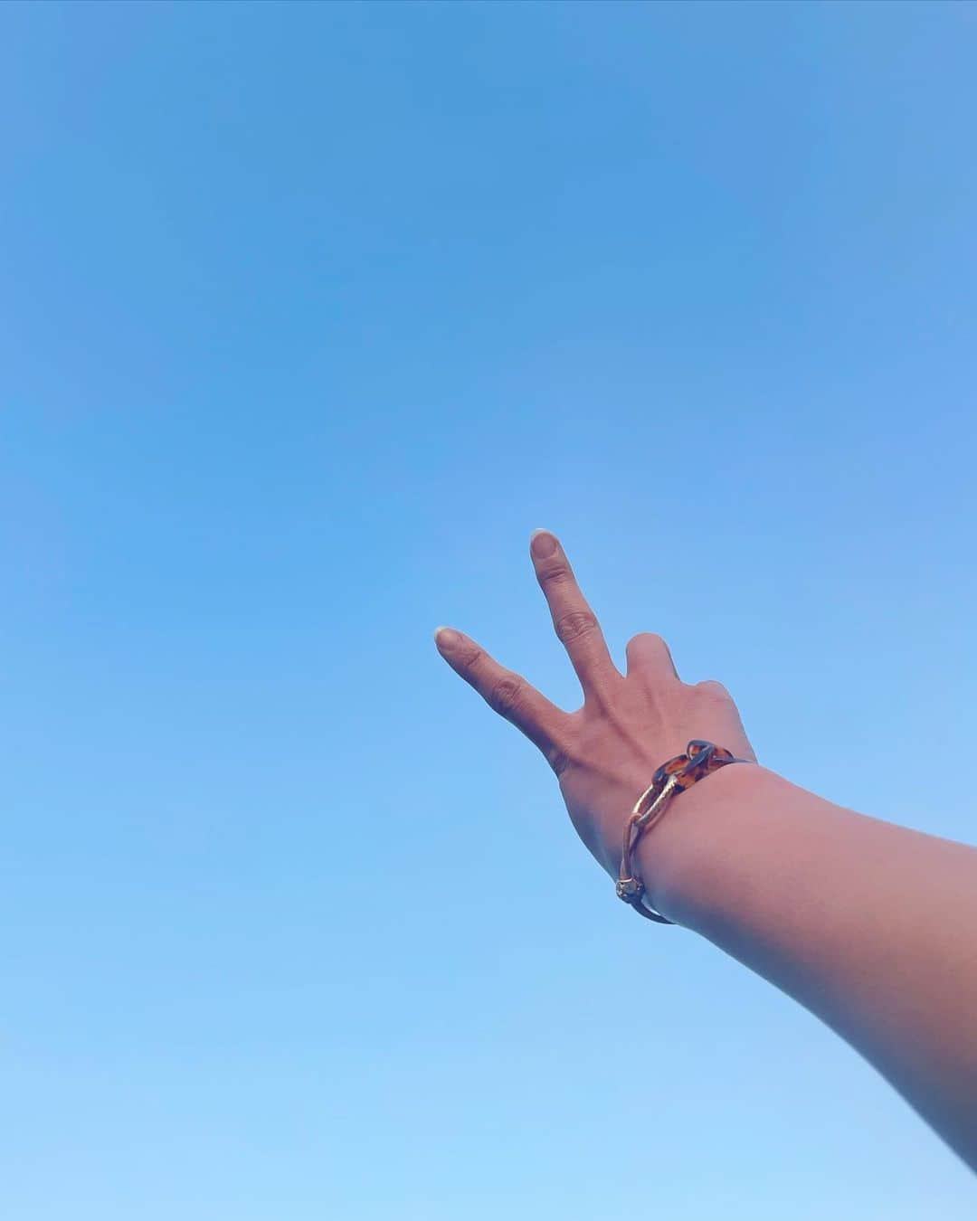 若林翔子のインスタグラム：「. . photo by 次男。  写真撮るのがすっごく好きみたい🤭 散歩してるだけでも 写真に撮るとなんかいい♡  #空写真　#靴のサイズ　#余裕で抜かれた」