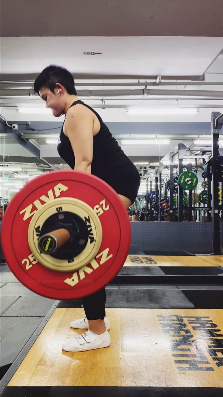 鄭碧瑩のインスタグラム：「The first week after deload is the strongest, I learned a little too late. So yet another set of PR albeit with more breaks after rep 5 on the top sets and now I have trouble finding a soundtrack long enough to cover 3 sets...   I mean, anything above 5 reps is cardio. 🤷🏻‍♀️🤪  72.5 x 7 77.5 x 7 80 x 8 (‘cos who can really count after 5 reps?🫠🫠🫠) 82.5 x 7  Y’all women out there still twiddling your thumbs to start lifting weights - don’t knock it till you try it.」