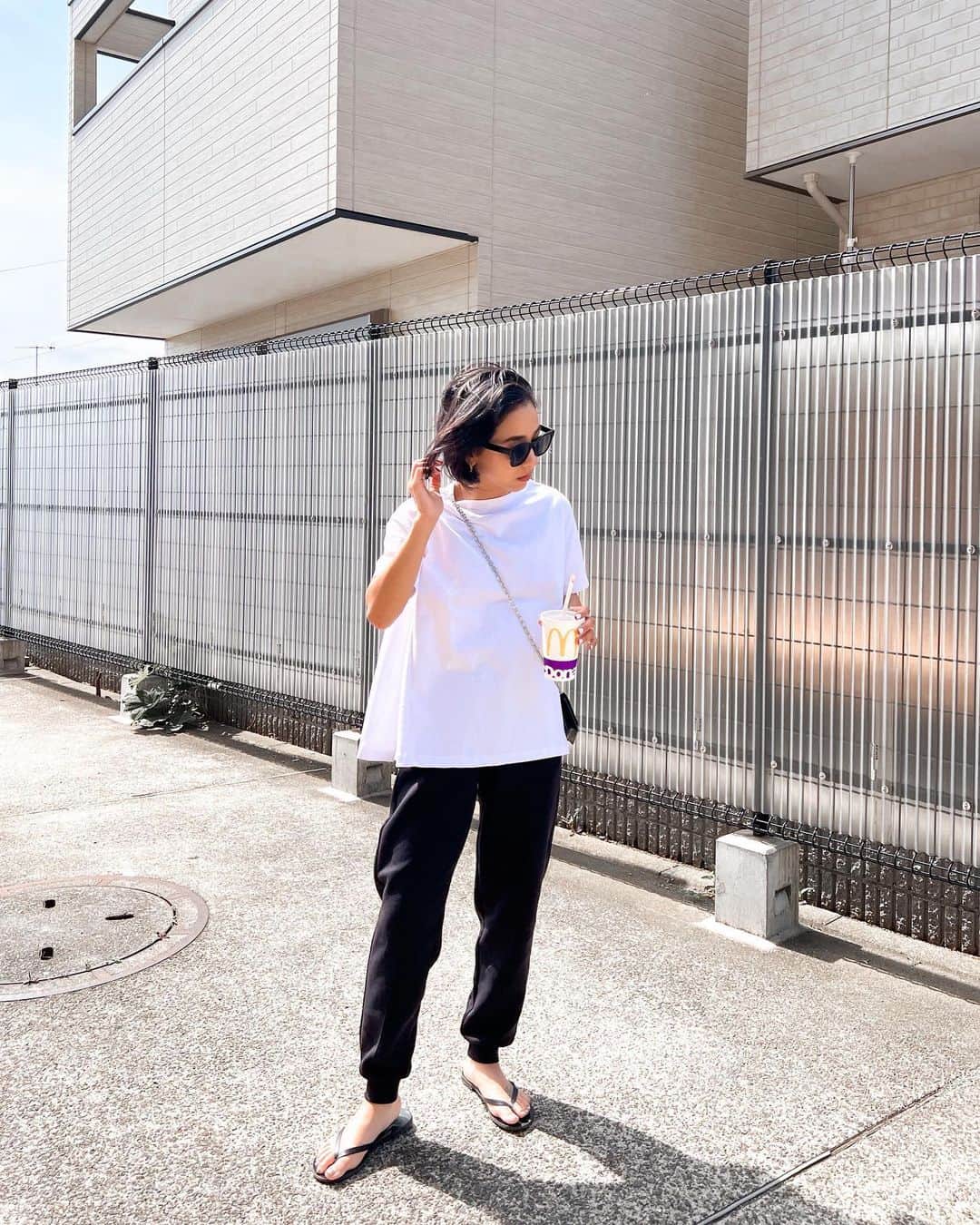 Hiiiiikoのインスタグラム：「♡ . . 白Tは何枚あっても困らない♡ 同じ白Tでも形違うしね😄  @bonjoursagan の裾フレアTシャツ！ シンプルだけど可愛い🩵 . . #bonjoursagan#ママコーデ#ママファッション#ママ#コーデ#ファッション#シンプルコーデ#カジュアルコーデ#モノトーンコーデ#プチプラ#プチプラコーデ#4人のママ#大人カジュアル#30代コーデ#女の子ママ#男の子ママ」
