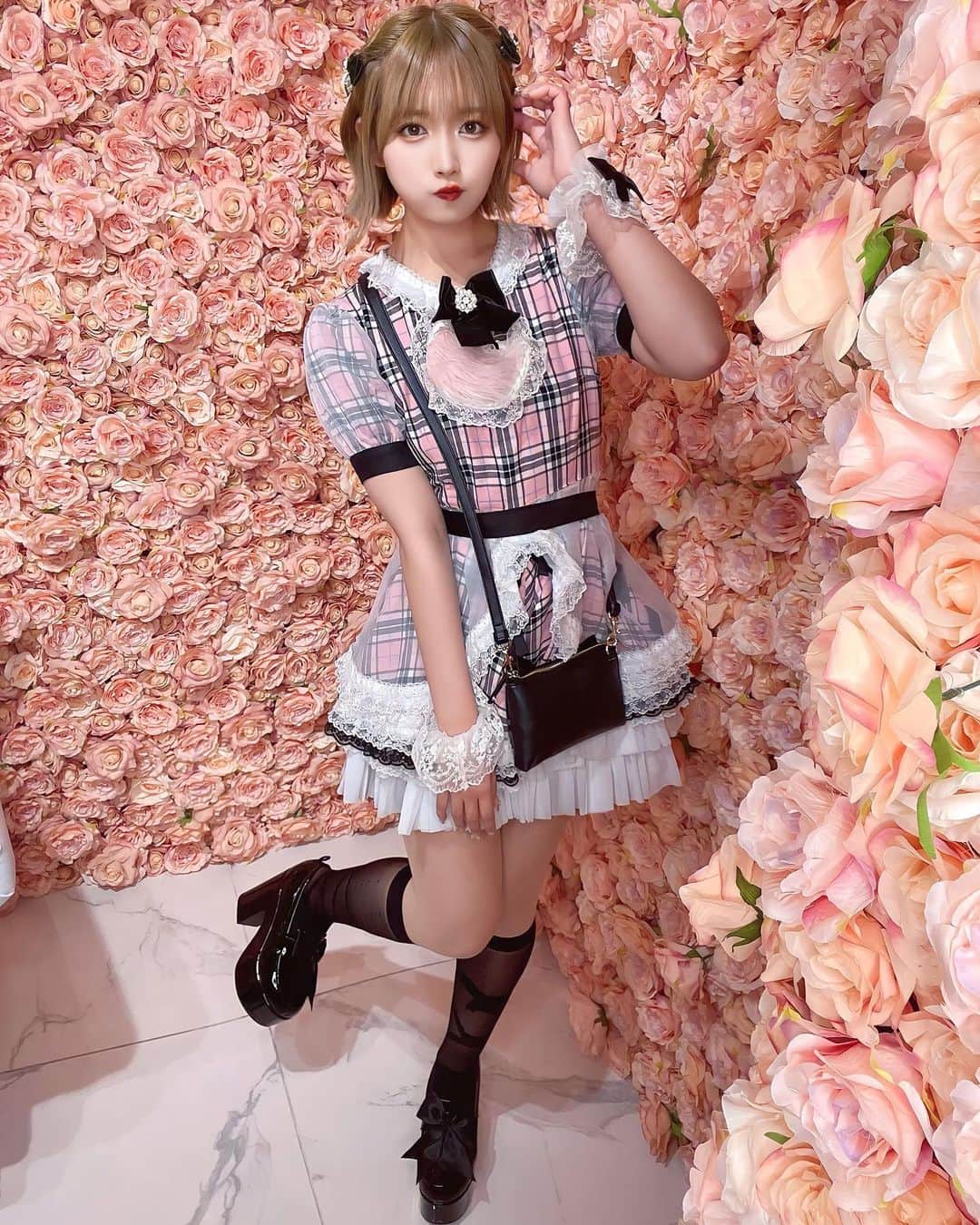 のインスタグラム：「・  こんなポーズとって顔はキメキメですが、肩からかけてるポシェットが裏に向いているのでした…...///照  ・   #コンカフェ  #コンセプトカフェ  #コンカフェ嬢  #コンカフェキャスト  #アイドル  #グラビアアイドル #大阪  #ミナミ  #心斎橋  #東心斎橋  #日本橋  #宗右衛門町 #チャーミームーン  #charmymoon  #ちゃむ #踊ってみた #踊り手 #自撮り#自撮り界隈#自撮り女子」