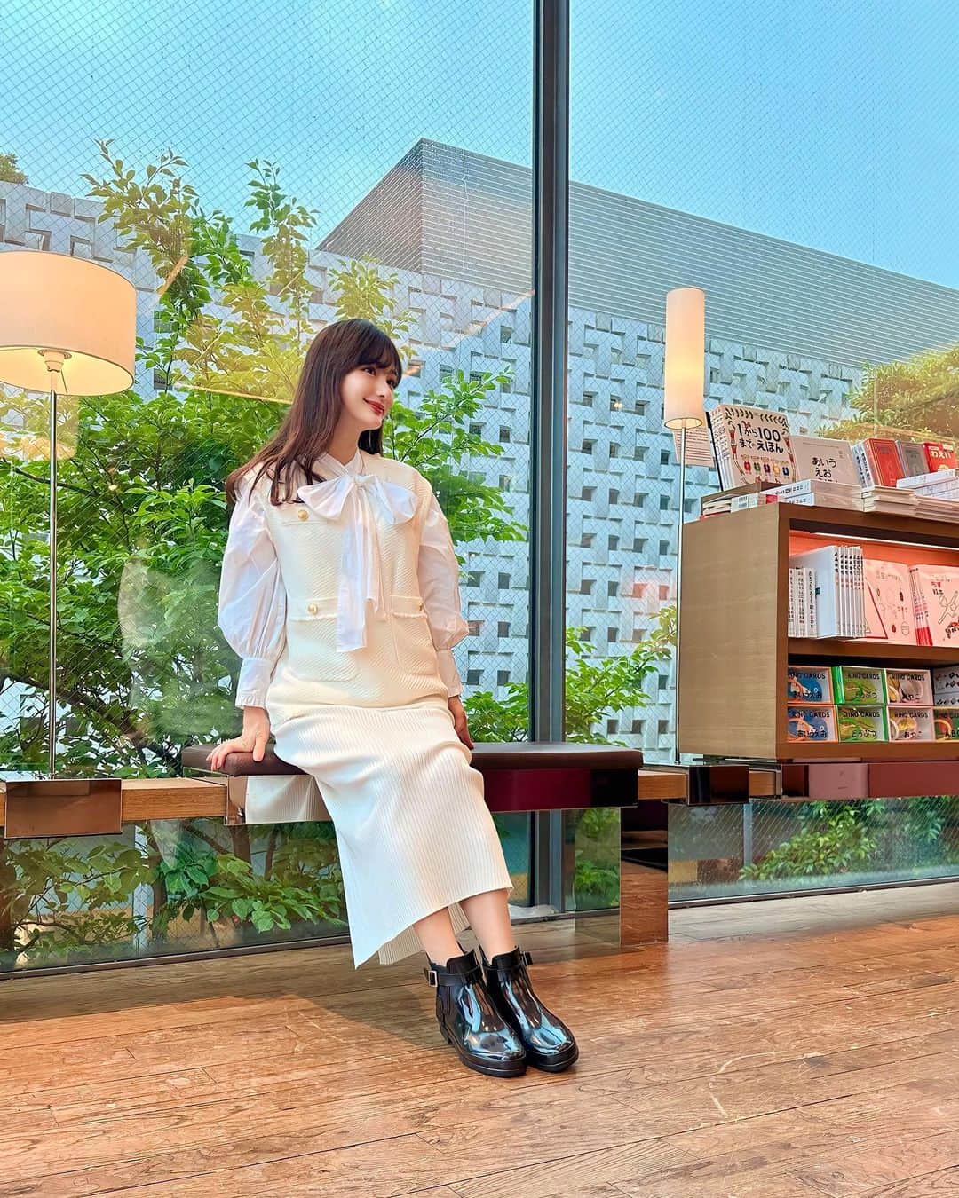 加藤瑠美のインスタグラム：「☁️🕯️🤍 どうしてこうもホワイトが好きなのか… たくさん持っているのに、カラバリにホワイトを見つけるや否やホワイトを選択してしまうよね…🪽 このベストとスカートもセットでお気に入りだよ🥹 昨日は雨で肌寒かったから中にブラウス着た🎶  vest & skirt @jusglitty_official #jusglitty  blouse @apuweiser_official #apuweiserriche  boots @hunterboots #hunter  #ootd#Japanese#rubi_fashion#오오티디#아웃핏#年子ママ#年子育児#ママコーデ#ジャスグリッティー」