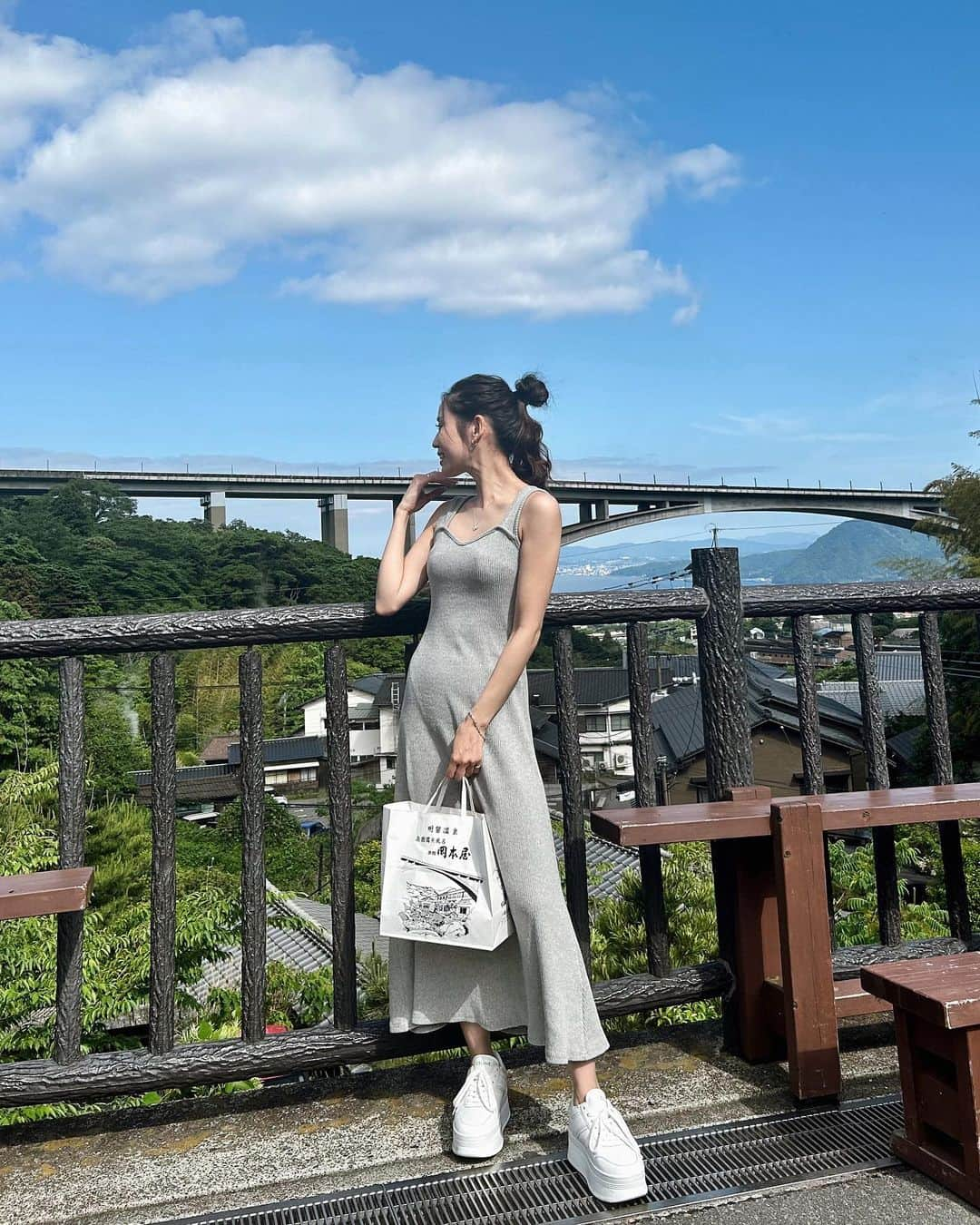 井手口瑞歩さんのインスタグラム写真 - (井手口瑞歩Instagram)「👗 親戚のガールズと別府にドライブ🚗 生まれた時から知ってるのに コロナで会えない間に成人して就職して 車なんて運転してておばちゃんびっくり🥺 でも甘えてくれるところは 小さい頃から変わってなくて可愛いの☺️ . 大好きな岡本屋のプリン食べたら 美味しいって感動してたから 親戚一同全員分お持ち帰り🍮 インスタの写真も沢山撮ってくれた😂 誘ってくれてありがとうまた遊ぼうね😊 .  outer : @grl_official  one-piece : @dholic_official  sneaker : @celine  ブランドはタグ付けしてます！ . #dholic #ディーホリック #grl #グレイル #celine  #プチプラコーデ #今日のコーデ #ootd #code #fashion  #みずほしふく」5月24日 20時16分 - mizuho.04