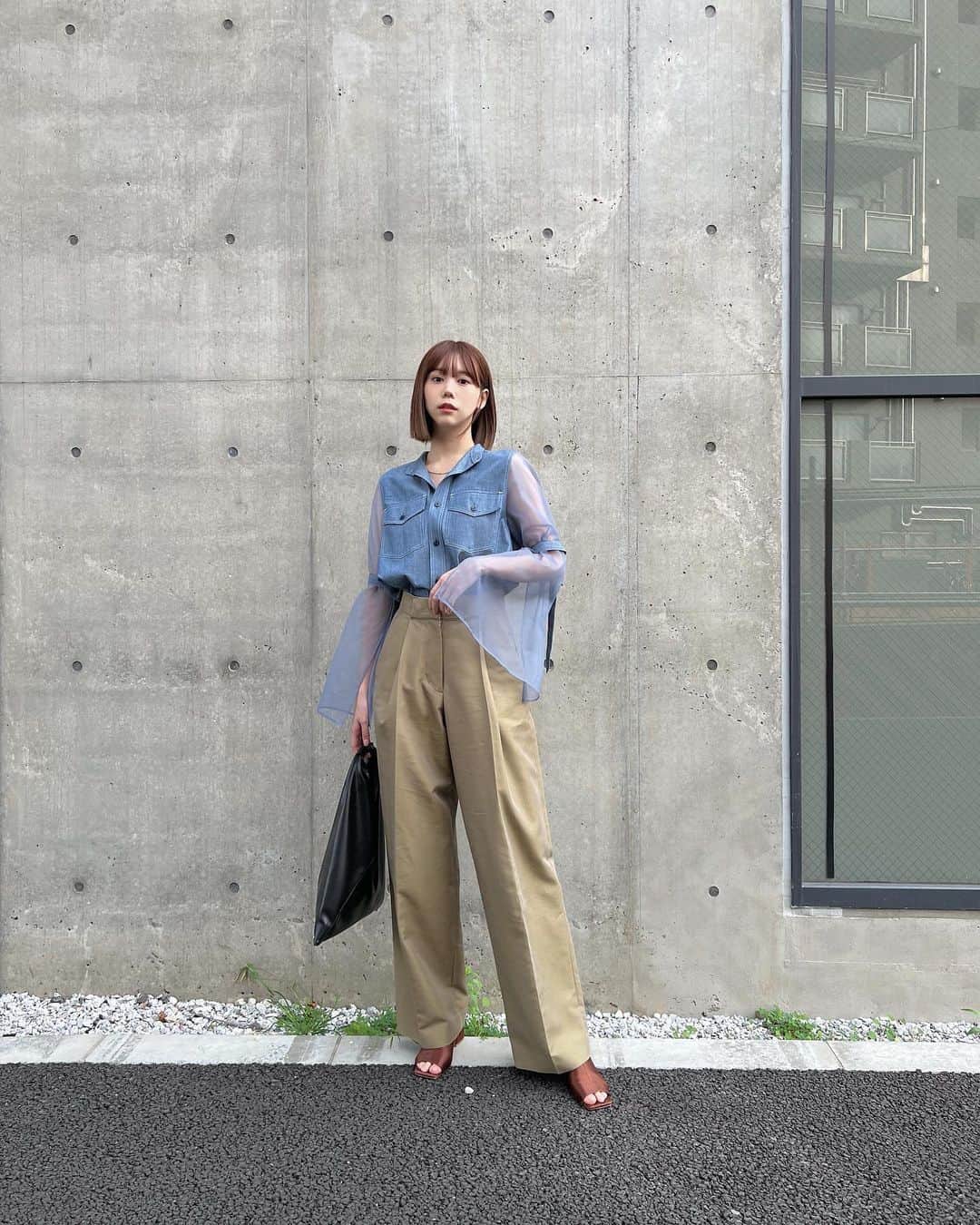 千田麻実のインスタグラム：「⠀ 暑かったり寒くなったり難しい最近🫠 梅雨すっ飛ばして夏に向かってほしいな〜🫨⛲️  #HYKE  #mm6maisonmargiela」
