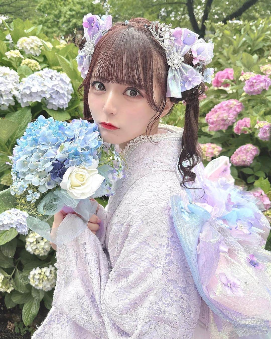 桜井ひかるさんのインスタグラム写真 - (桜井ひかるInstagram)「紫陽花姫👸  もっと紫陽花咲いてきたら また他の色でもしたいってくらい 可愛すぎるのー🥹💭  髪の毛も紫陽花イメージした ツインテールになってるよ！ 帯まで全てかわいいからまた投稿するね🫶  @asakusa_sawadaya 👘  #さわだ屋#さわだ屋浴衣#紫陽花#紫陽花姫#さわだ屋姫シリーズ#浅草#着物#着物レンタル#着物コーディネート#着物ヘア#浴衣#浴衣女子#浴衣ヘアアレンジ#浅草寺」5月24日 20時28分 - hikarunroll_